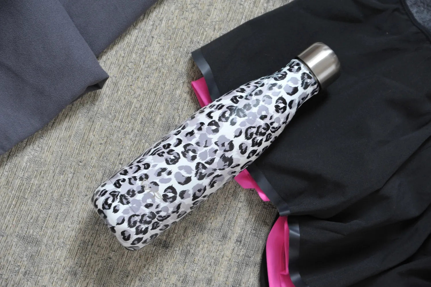 Elegante 500ml Thermosflasche mit Leopardenmuster von Easy Life.