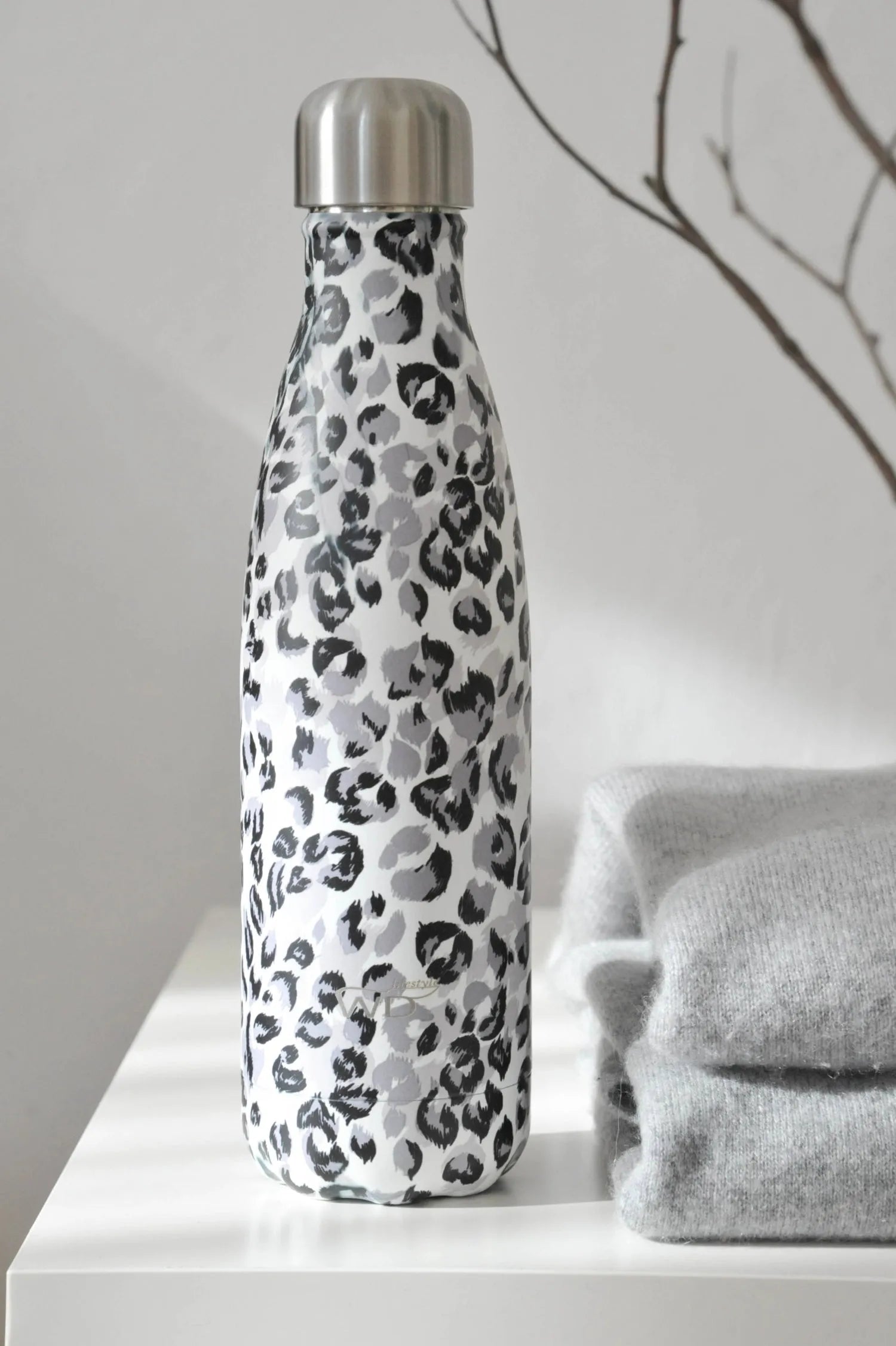 Robuste 500ml Isolierflasche mit wildem Leopardenmuster von Easy Life.