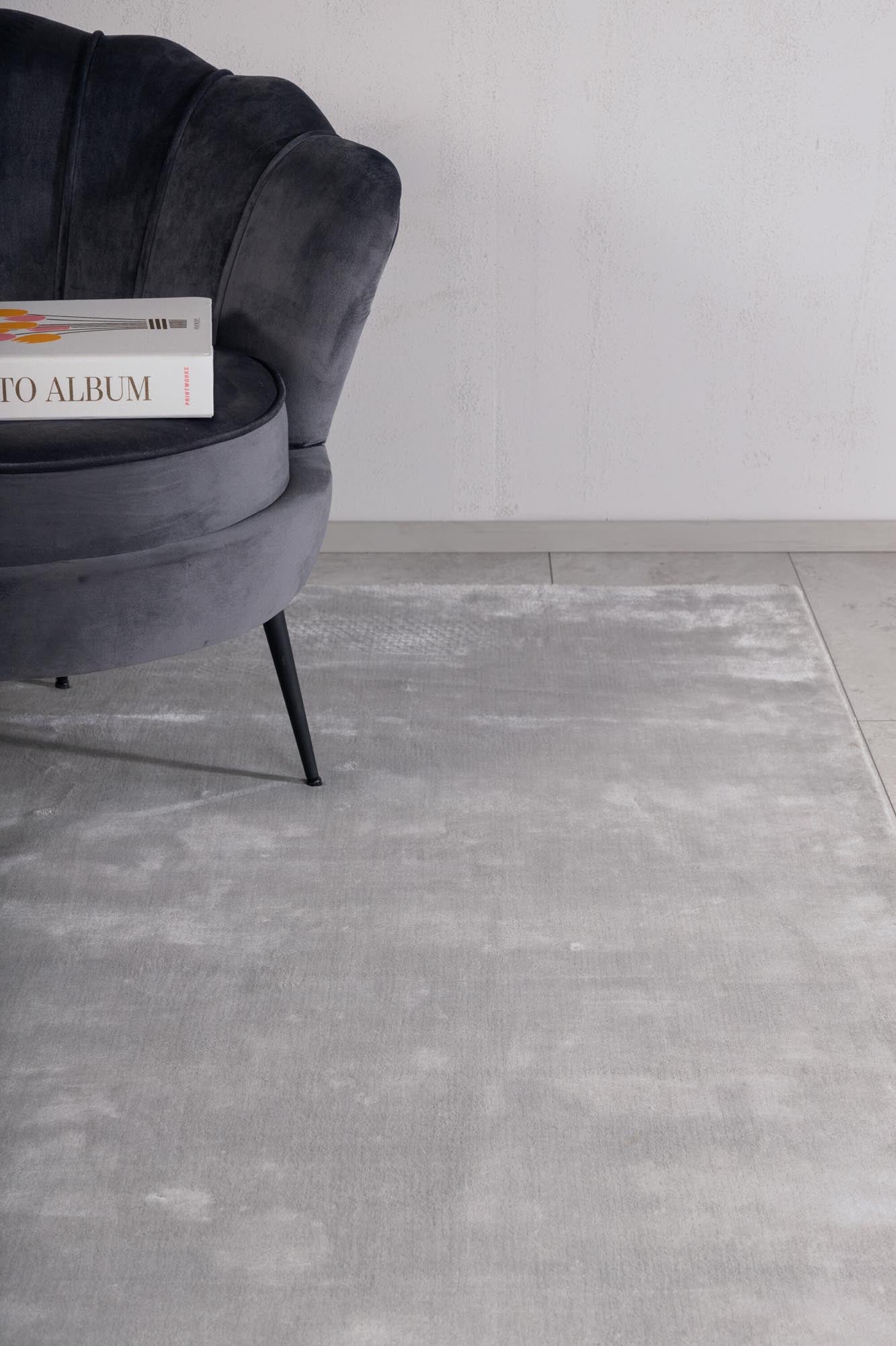 Entdecken Sie den Indra Teppich von Venture Home: Luxuriöse Viskose, elegantes Design und zahlreiche Farben für ein stilvolles Wohnambiente.