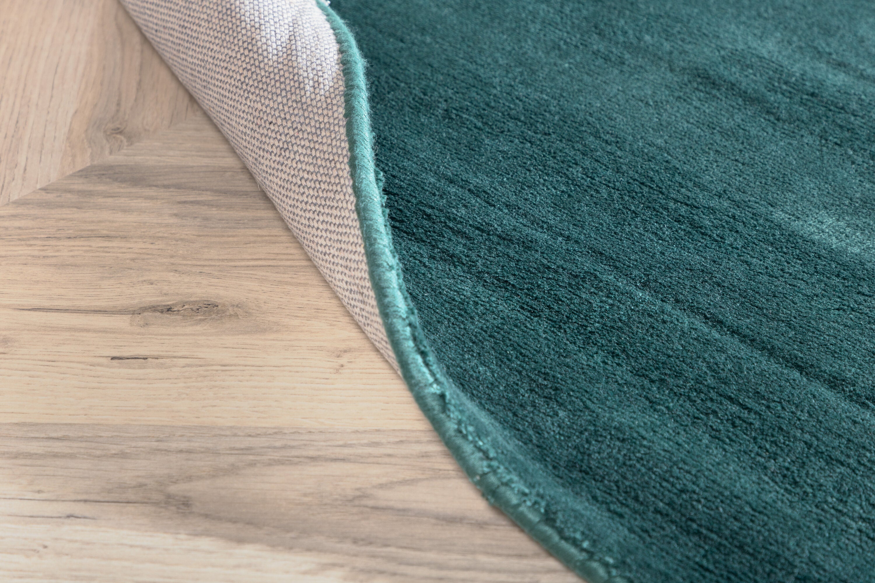 Indra Teppich in Grün präsentiert im Onlineshop von KAQTU Design AG. Teppich ist von Venture Home
