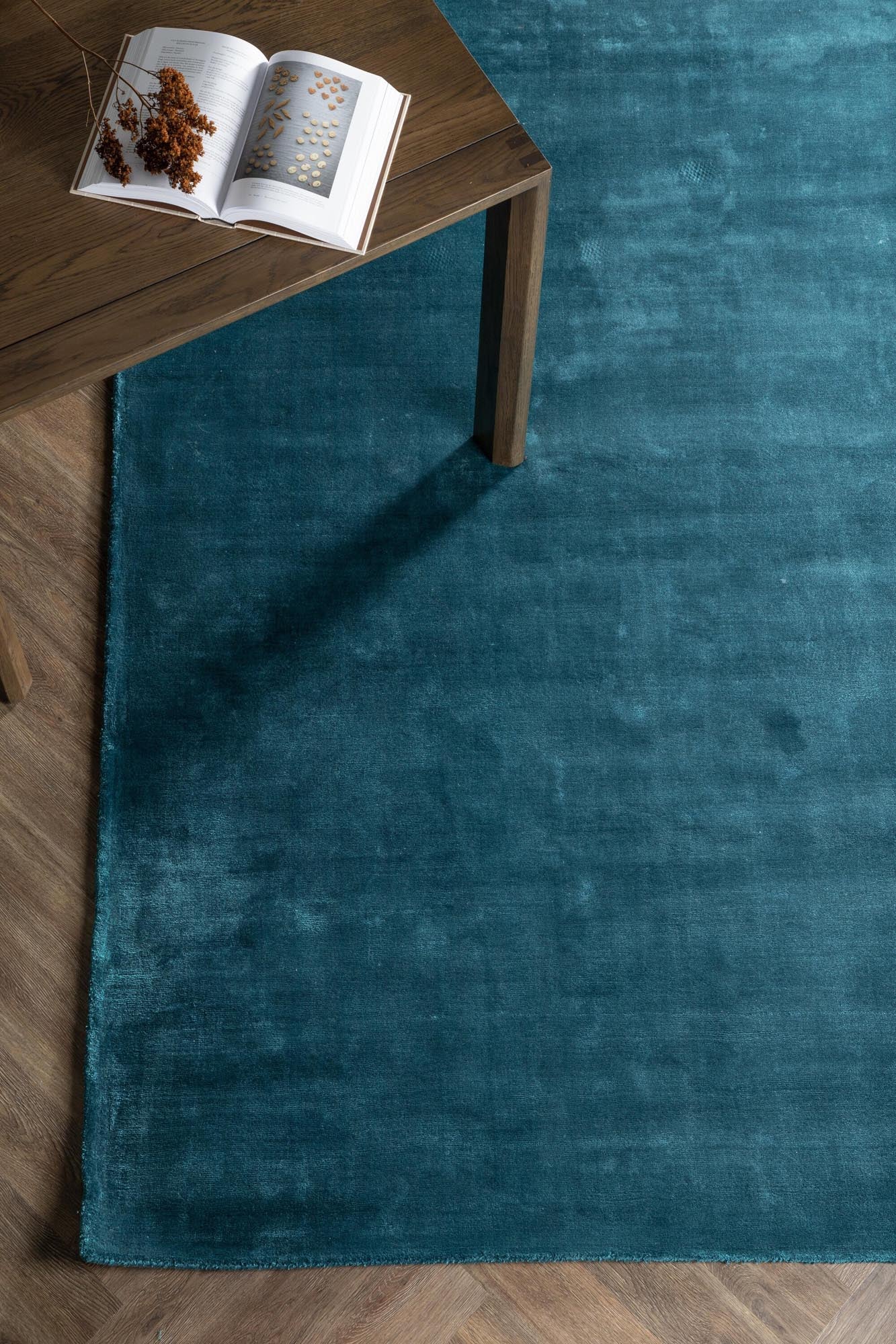 Entdecken Sie den Indra Teppich von Venture Home: Luxuriöse Viskose, elegantes Design und zahlreiche Farben für ein stilvolles Wohnambiente.