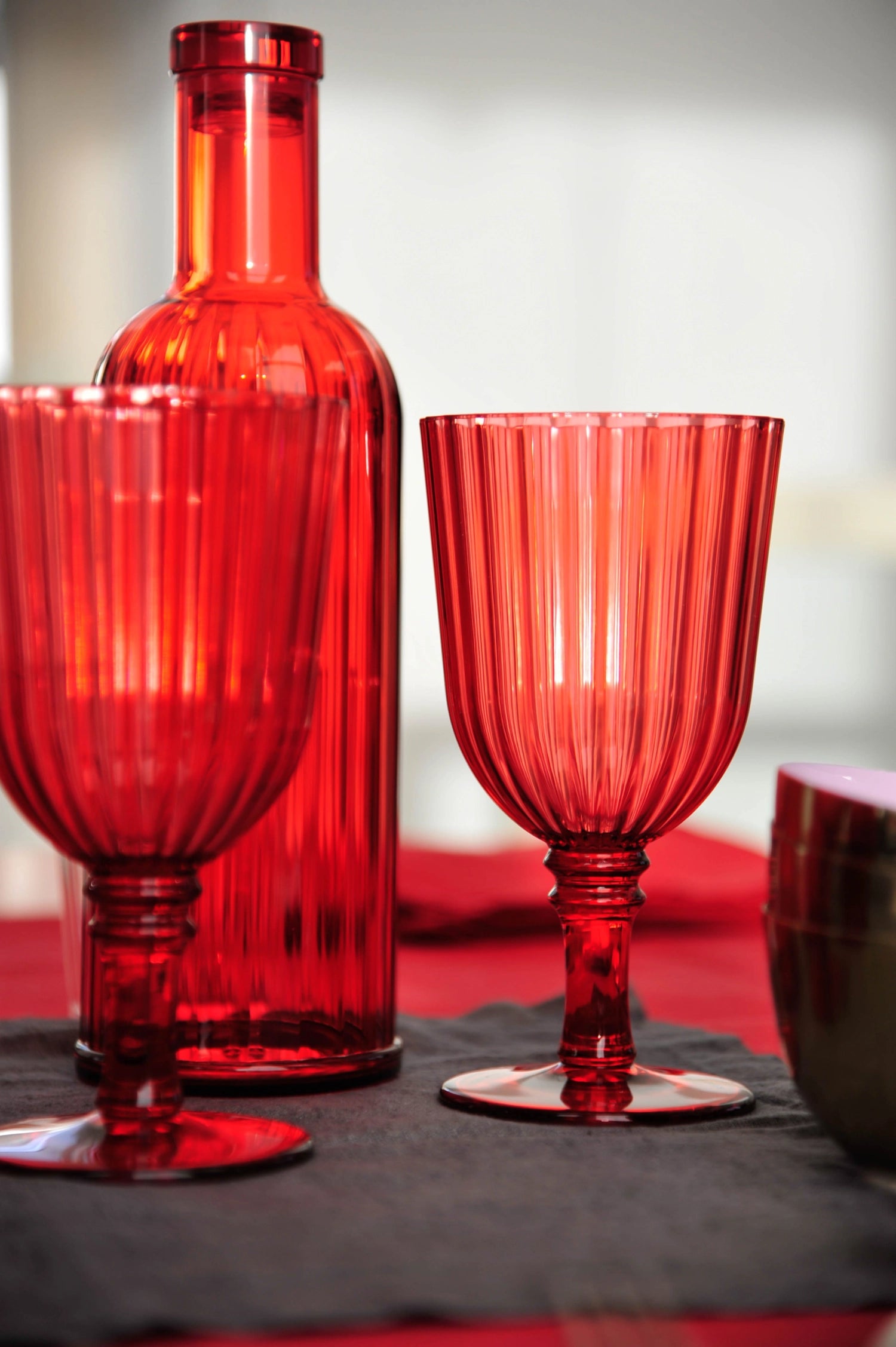 Acrylic bottle 1lt., red