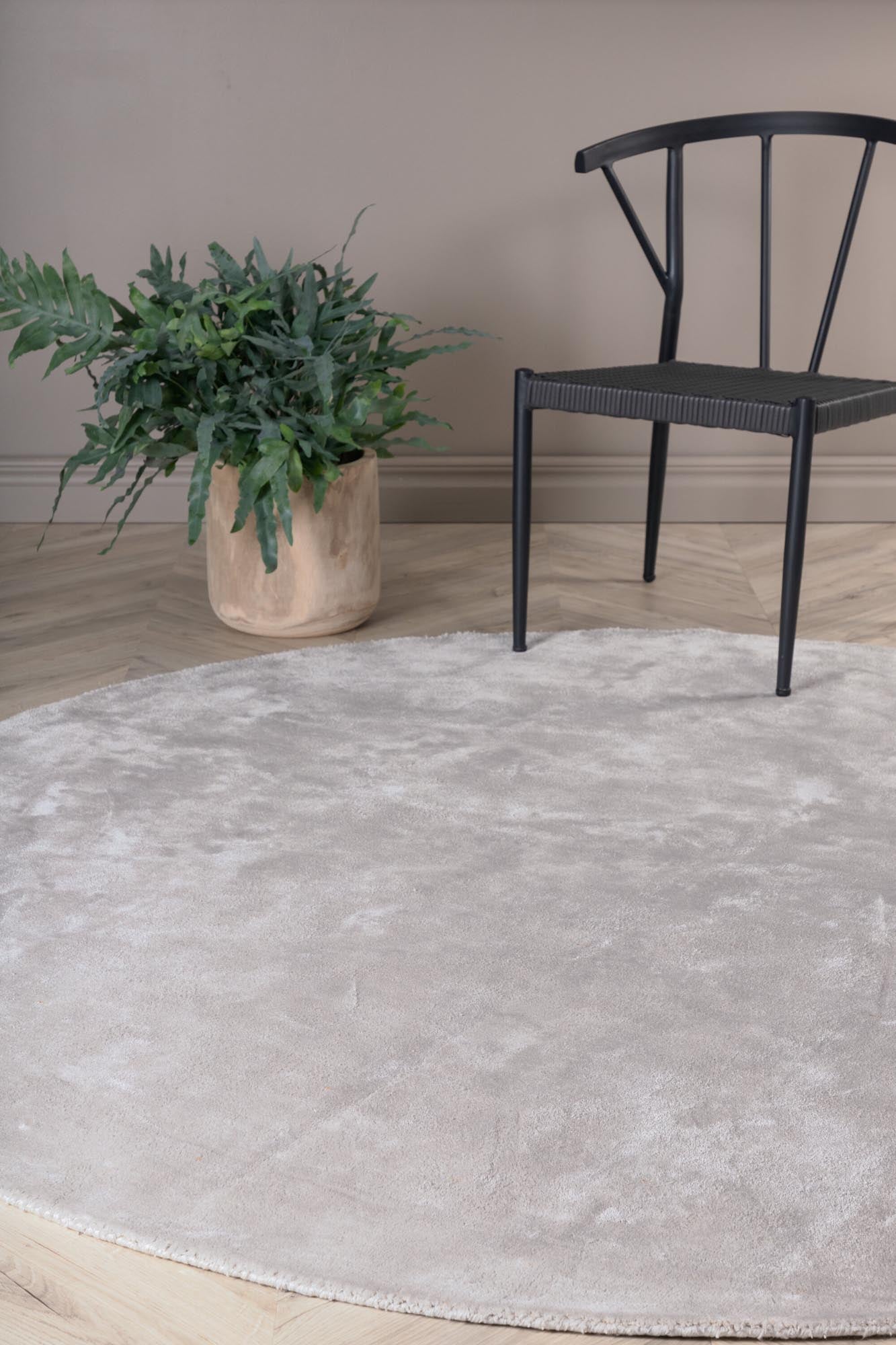 Entdecken Sie den Indra Teppich von Venture Home – ein luxuriöses Wohnaccessoire, das Stil und Komfort in Ihr Zuhause bringt.