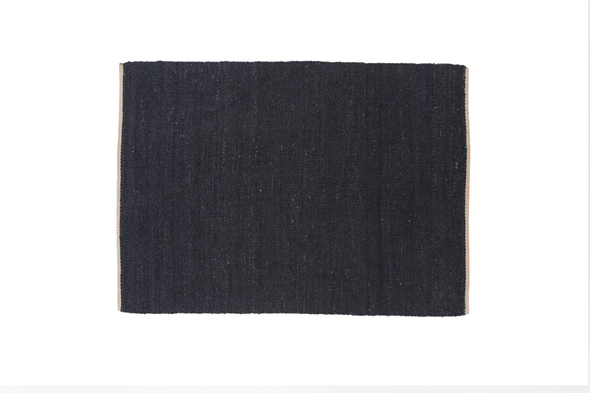 Kali Teppich in Schwarz präsentiert im Onlineshop von KAQTU Design AG. Teppich ist von Venture Home