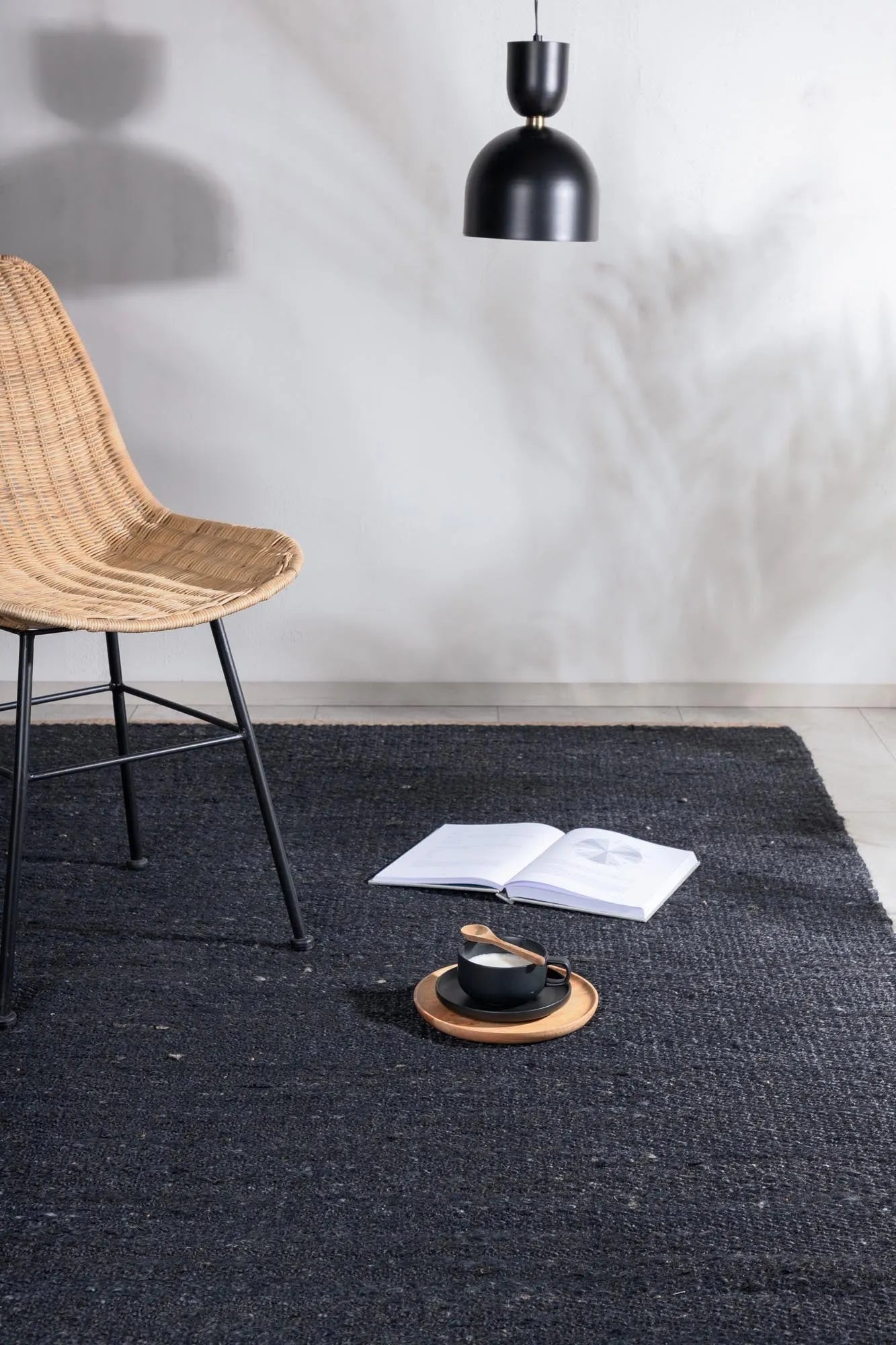 Kali Teppich in Schwarz präsentiert im Onlineshop von KAQTU Design AG. Teppich ist von Venture Home