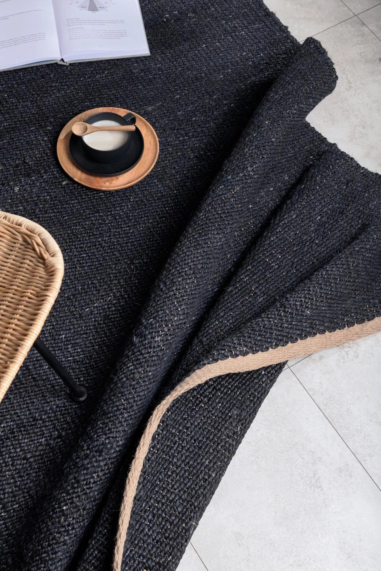 Kali Teppich in Schwarz präsentiert im Onlineshop von KAQTU Design AG. Teppich ist von Venture Home