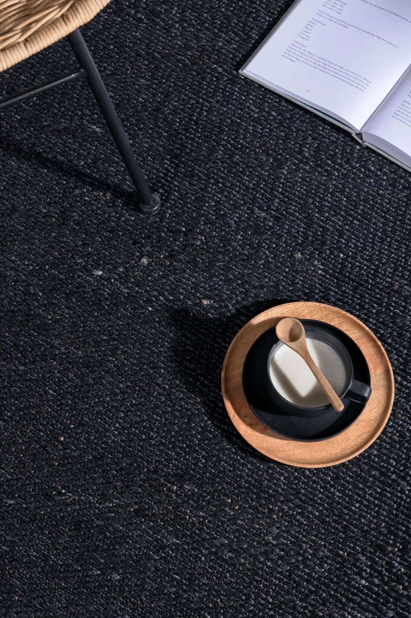 Kali Teppich in Schwarz präsentiert im Onlineshop von KAQTU Design AG. Teppich ist von Venture Home