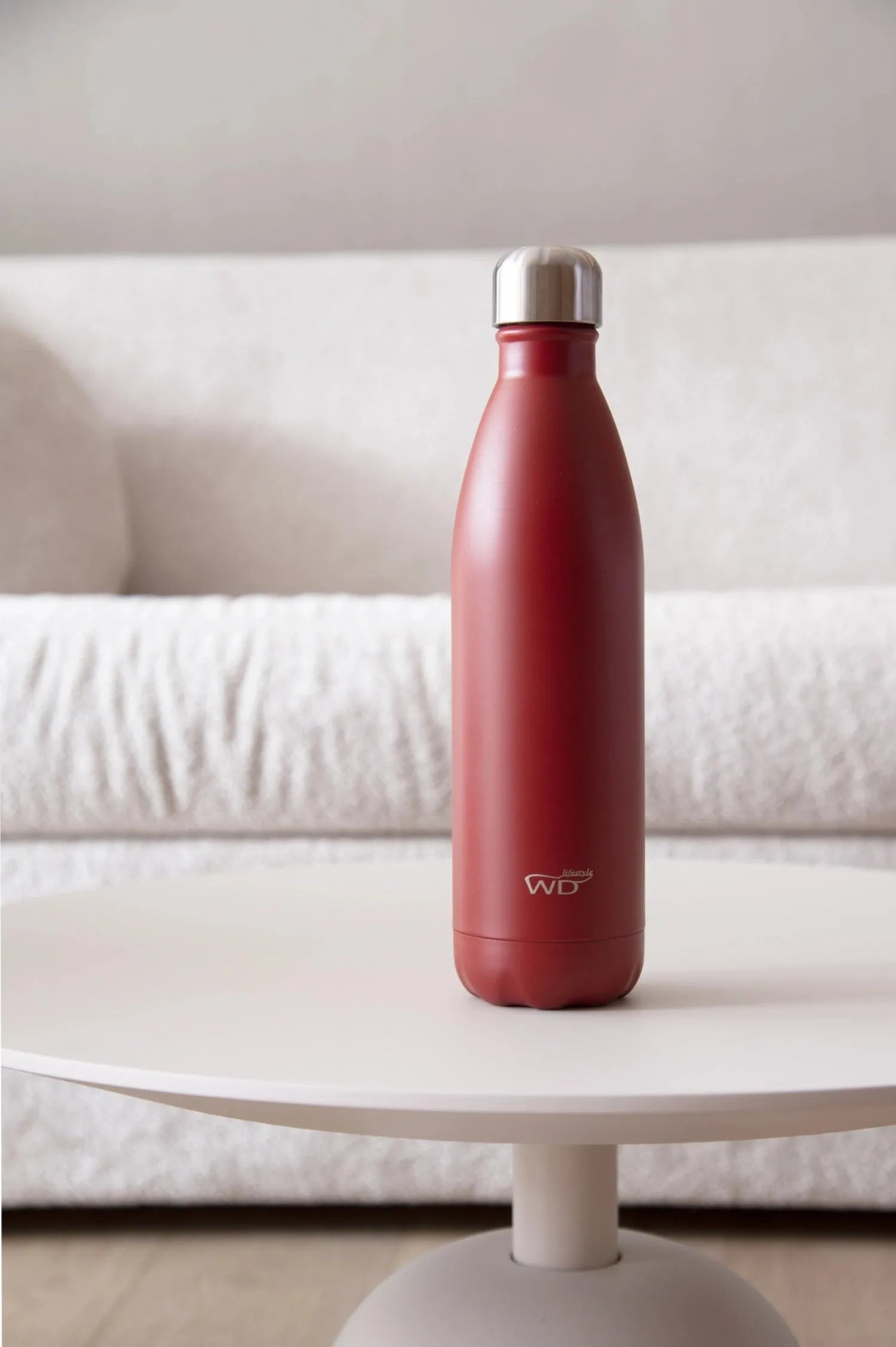 Elegante 750ml Isolierflasche in Ocker, hält Getränke stundenlang warm.