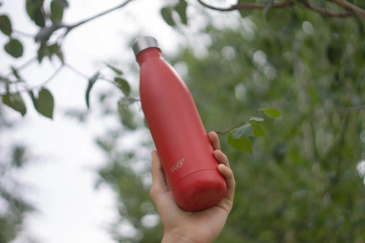 Robuste 750ml Isolierflasche in Rot von Easy Life für unterwegs.