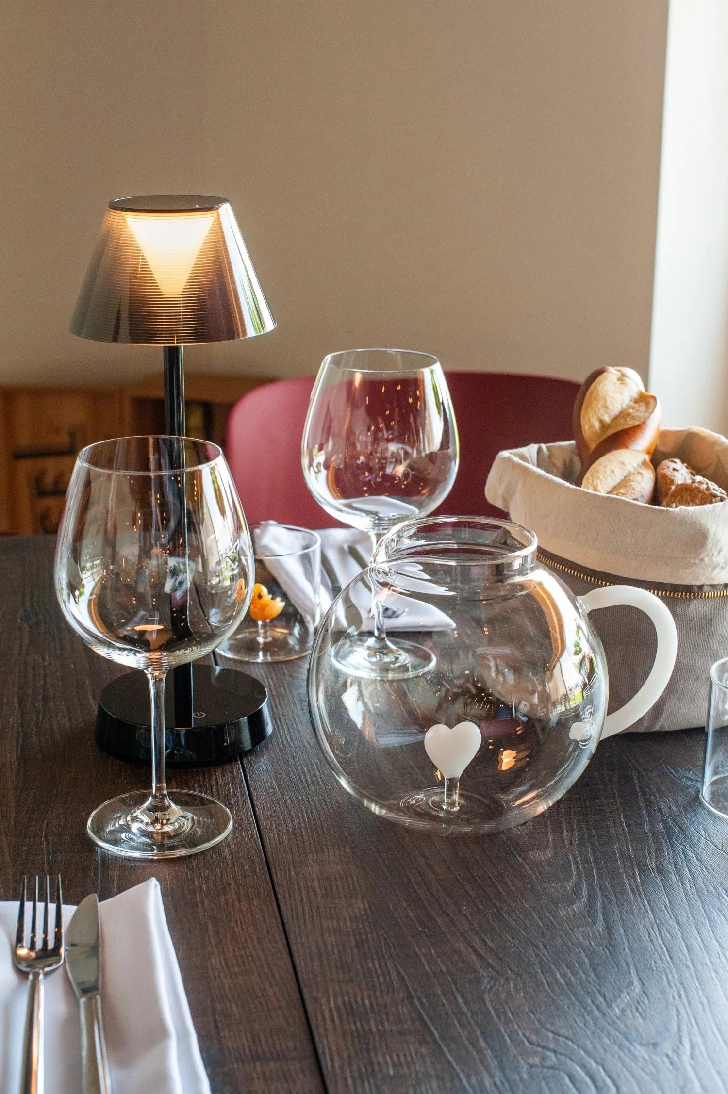 Eleganter 1,7L Borosilikatglas-Krug mit Herz von Easy Life.