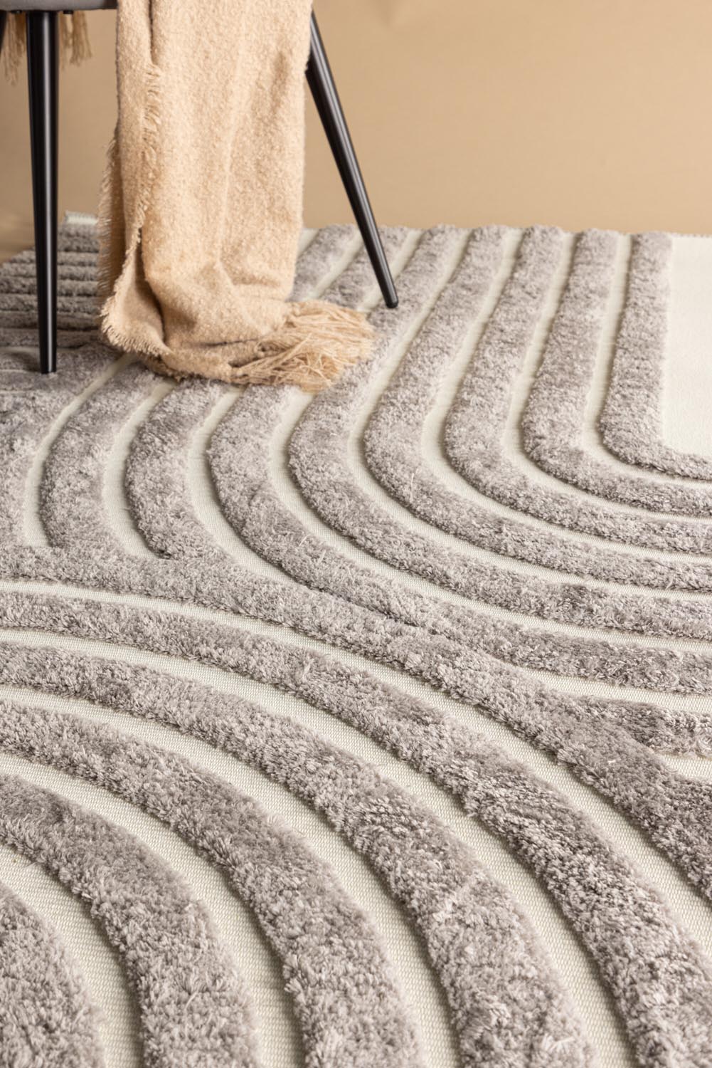 Nikita Teppich in Grau präsentiert im Onlineshop von KAQTU Design AG. Teppich ist von Venture Home