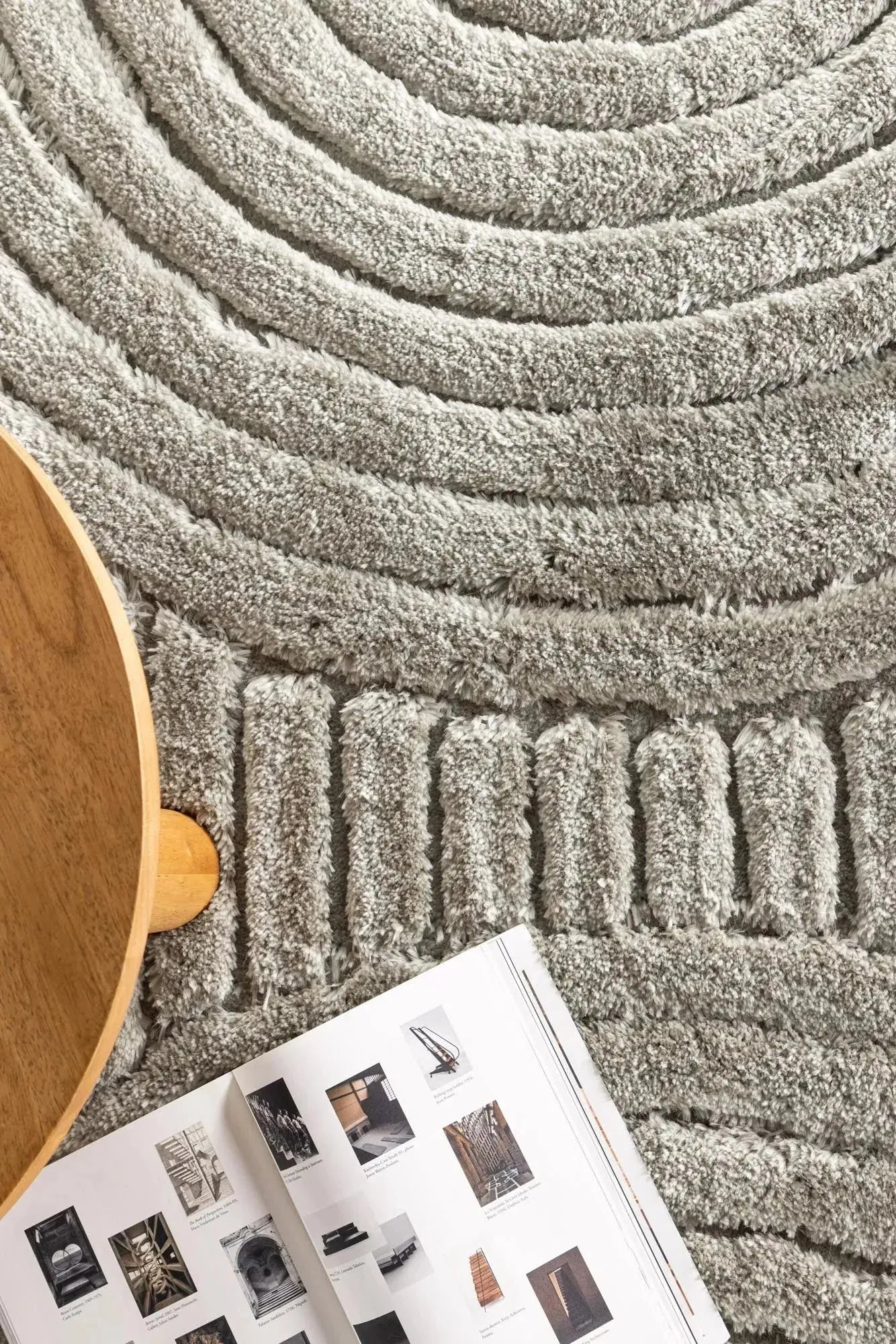 Niklas Teppich: Stilvoller Polyester-Teppich mit Rippenmuster in Greige, langlebig, pflegeleicht, ideal für jeden Wohnstil.
