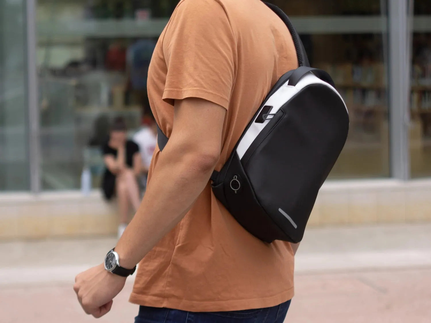 Moderner City Life SLING Rucksack 8L aus RPET, weiß, von Easy Life.