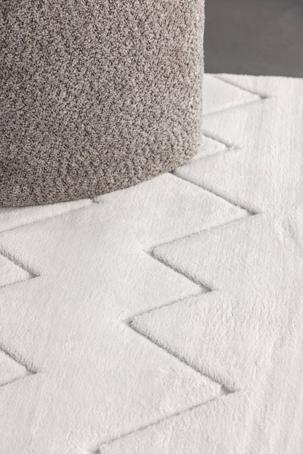 Fia Teppich in Weiss präsentiert im Onlineshop von KAQTU Design AG. Teppich ist von Venture Home