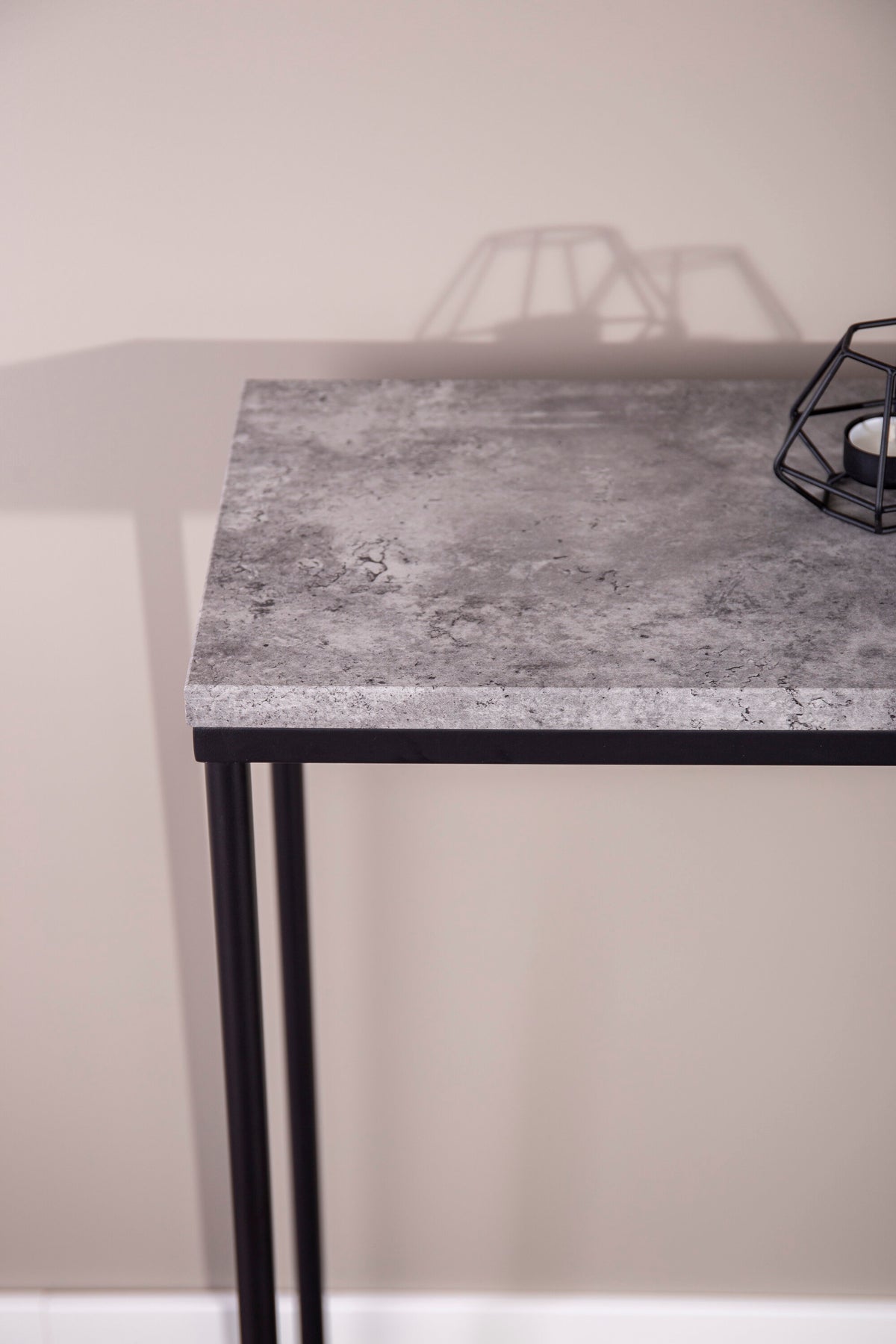 Palace Beistelltisch in Dunkelgrau präsentiert im Onlineshop von KAQTU Design AG. Beistelltisch ist von Venture Home