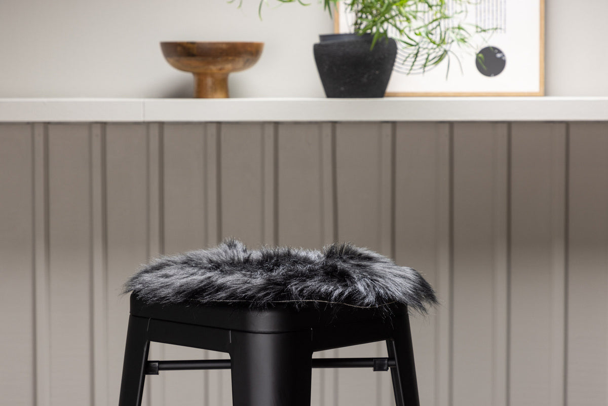 Katy Kissen in Schwarz präsentiert im Onlineshop von KAQTU Design AG. Sitzkissen ist von Venture Home