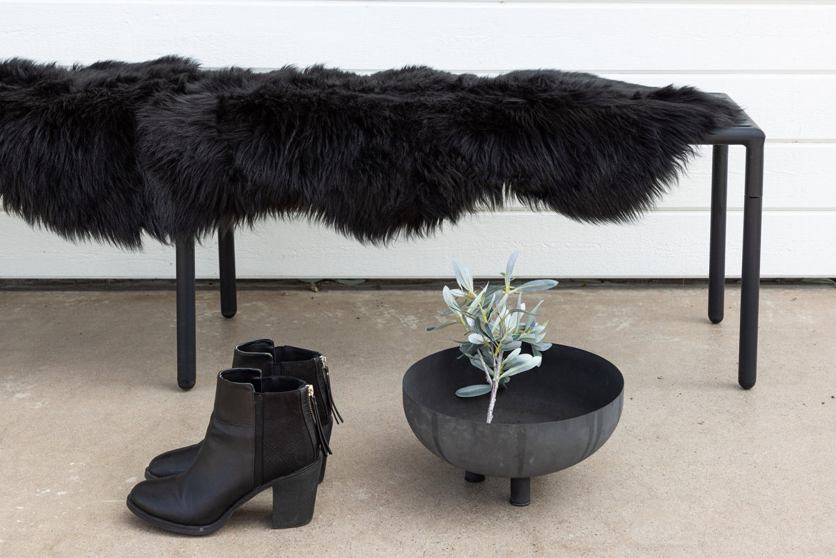 Katy Decke in Schwarz präsentiert im Onlineshop von KAQTU Design AG. Fell ist von Venture Home