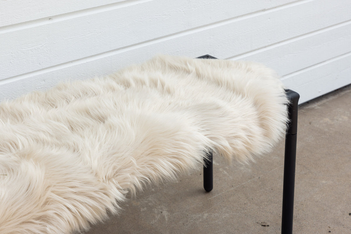 Katy Decke in Beige präsentiert im Onlineshop von KAQTU Design AG. Fell ist von Venture Home