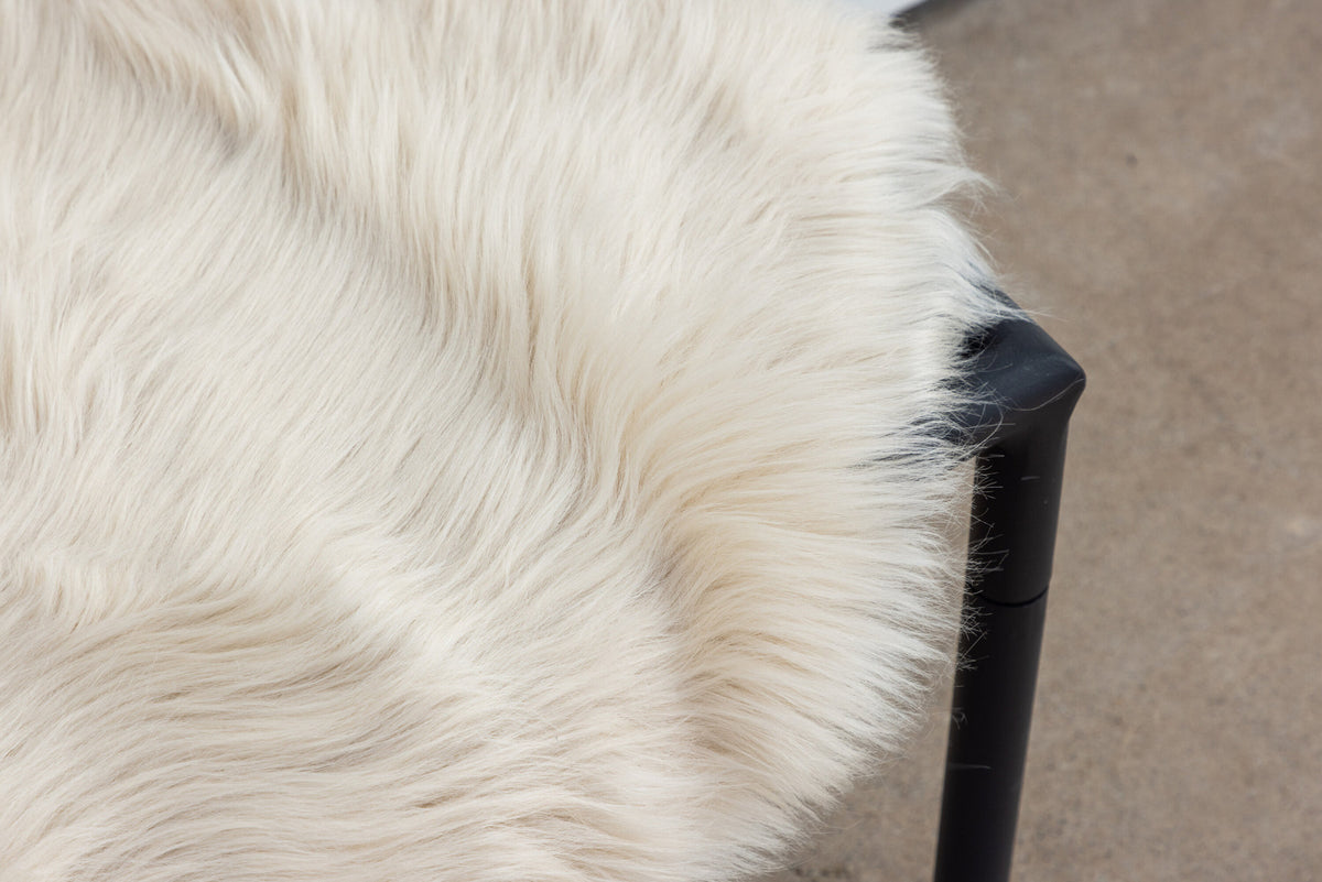 Katy Decke in Beige präsentiert im Onlineshop von KAQTU Design AG. Fell ist von Venture Home
