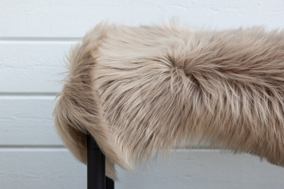 Katy Decke in Braun präsentiert im Onlineshop von KAQTU Design AG. Fell ist von Venture Home