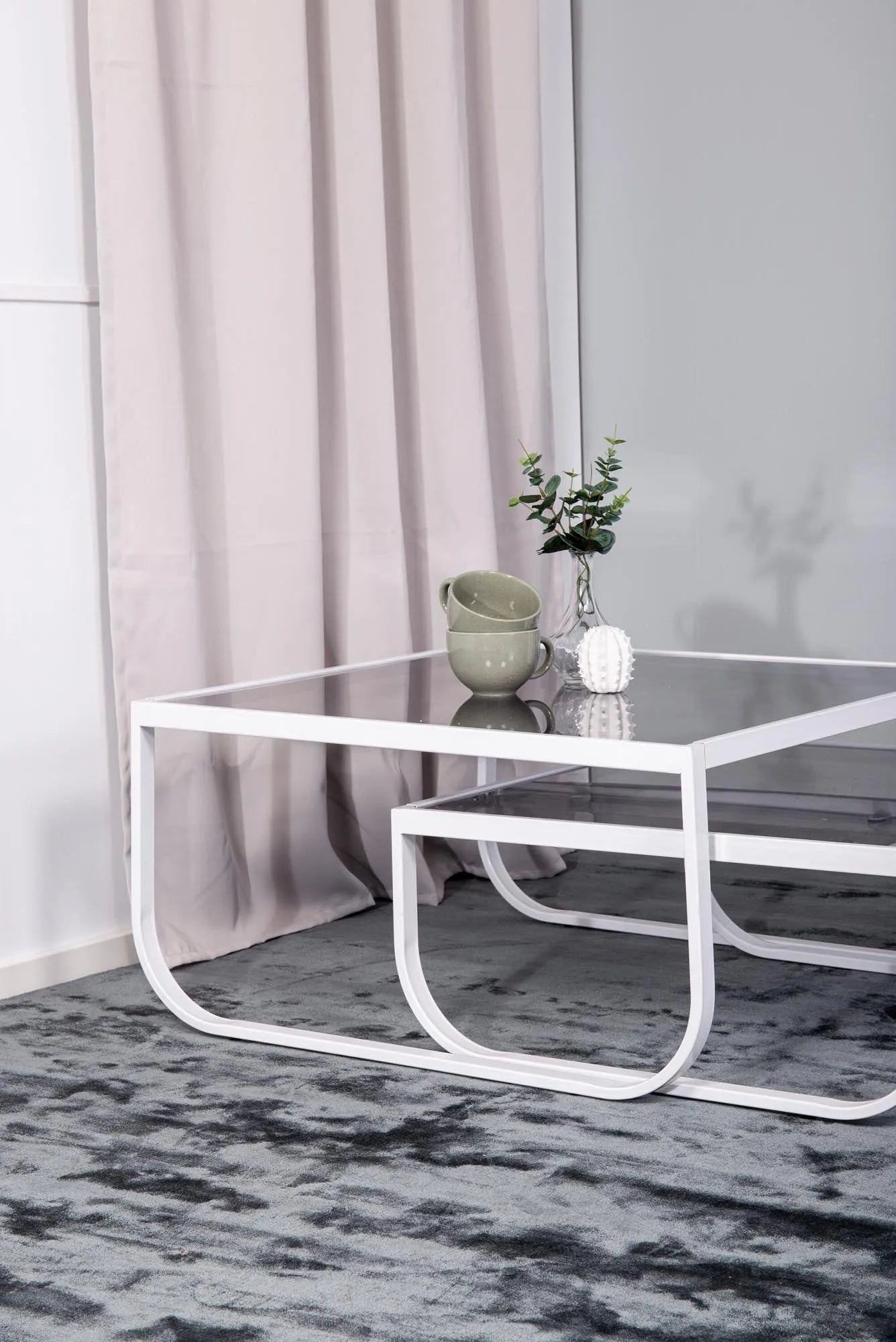 Rocker Beistelltisch von Venture Home: Funktionalität trifft Design.