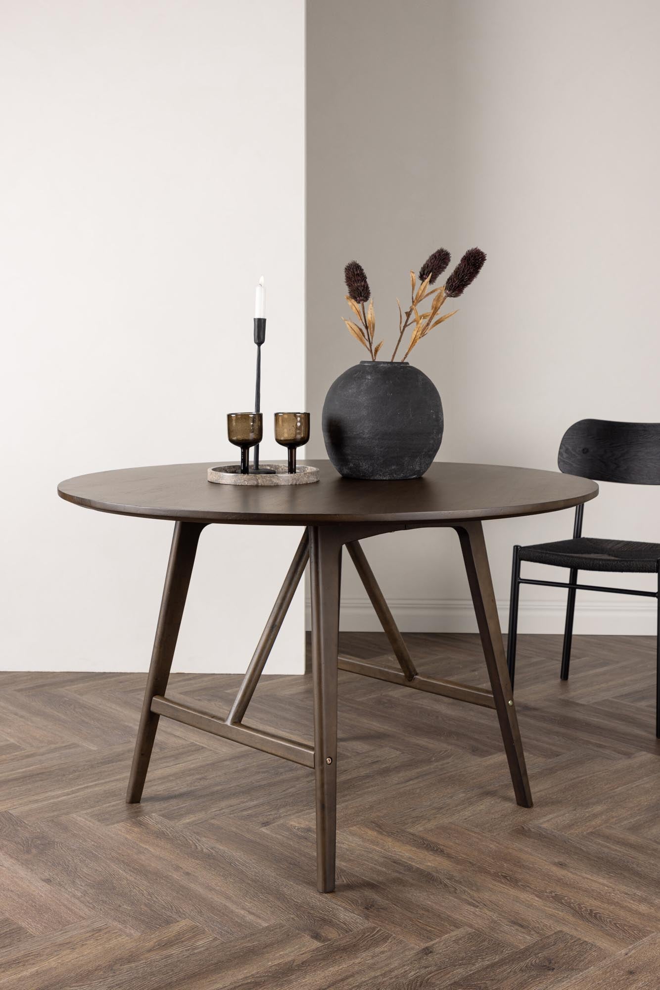 Eleganter Kaseindon Tisch von Venture Home: runde Form, hochwertige Materialien, ideal für stilvolle Essbereiche und gesellige Zusammenkünfte.
