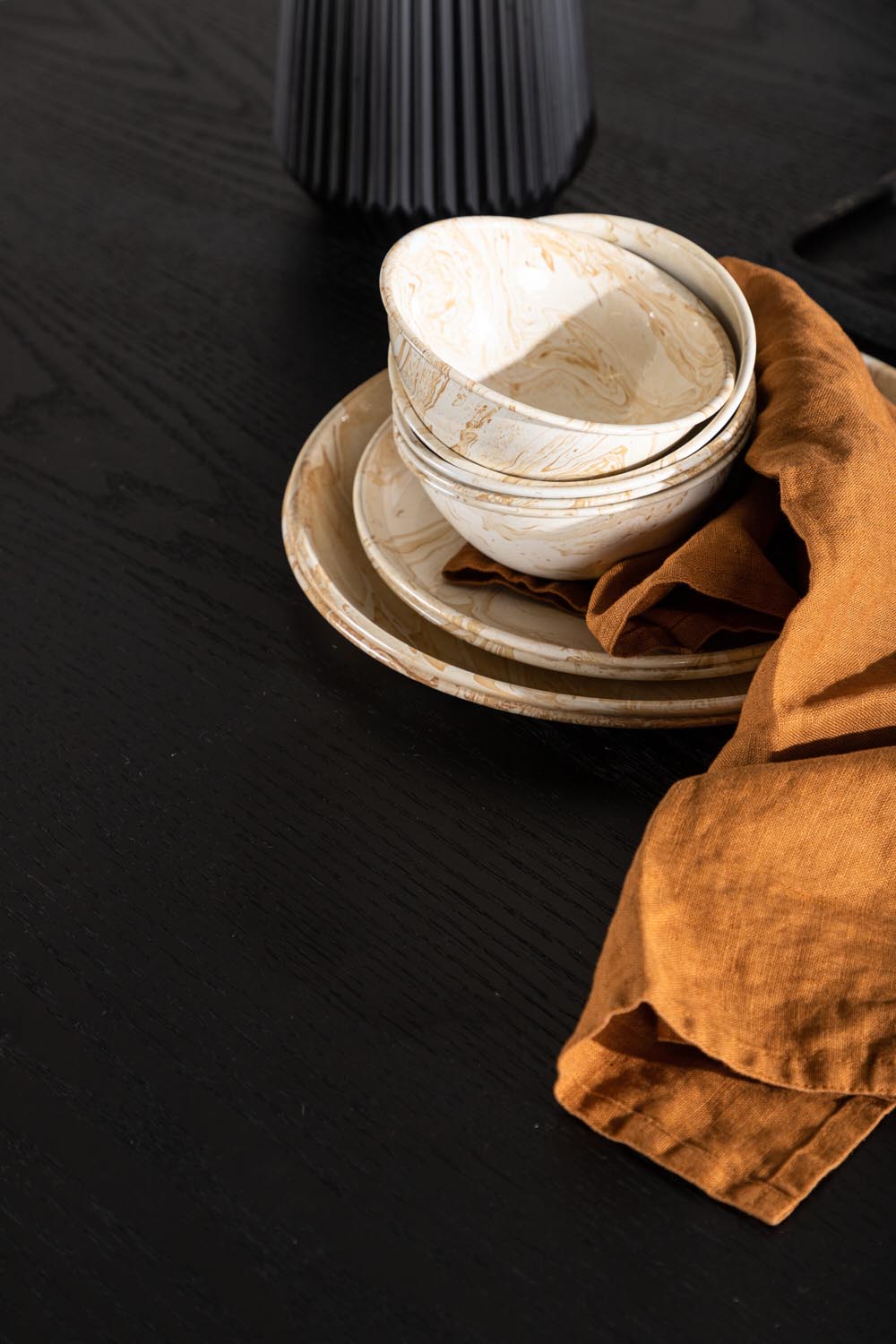 Olivia Esstisch in Schwarz präsentiert im Onlineshop von KAQTU Design AG. Esstisch ist von Venture Home