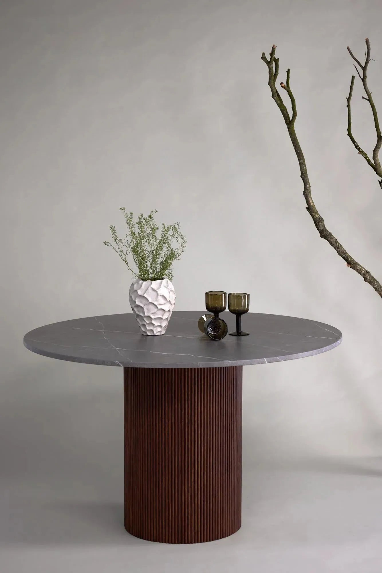 Der Härön-Esstisch von Vind: Elegante Mokkafarbe, robuste Stahlbeine, ideal für gesellige Anlässe und stilvolle Momente.