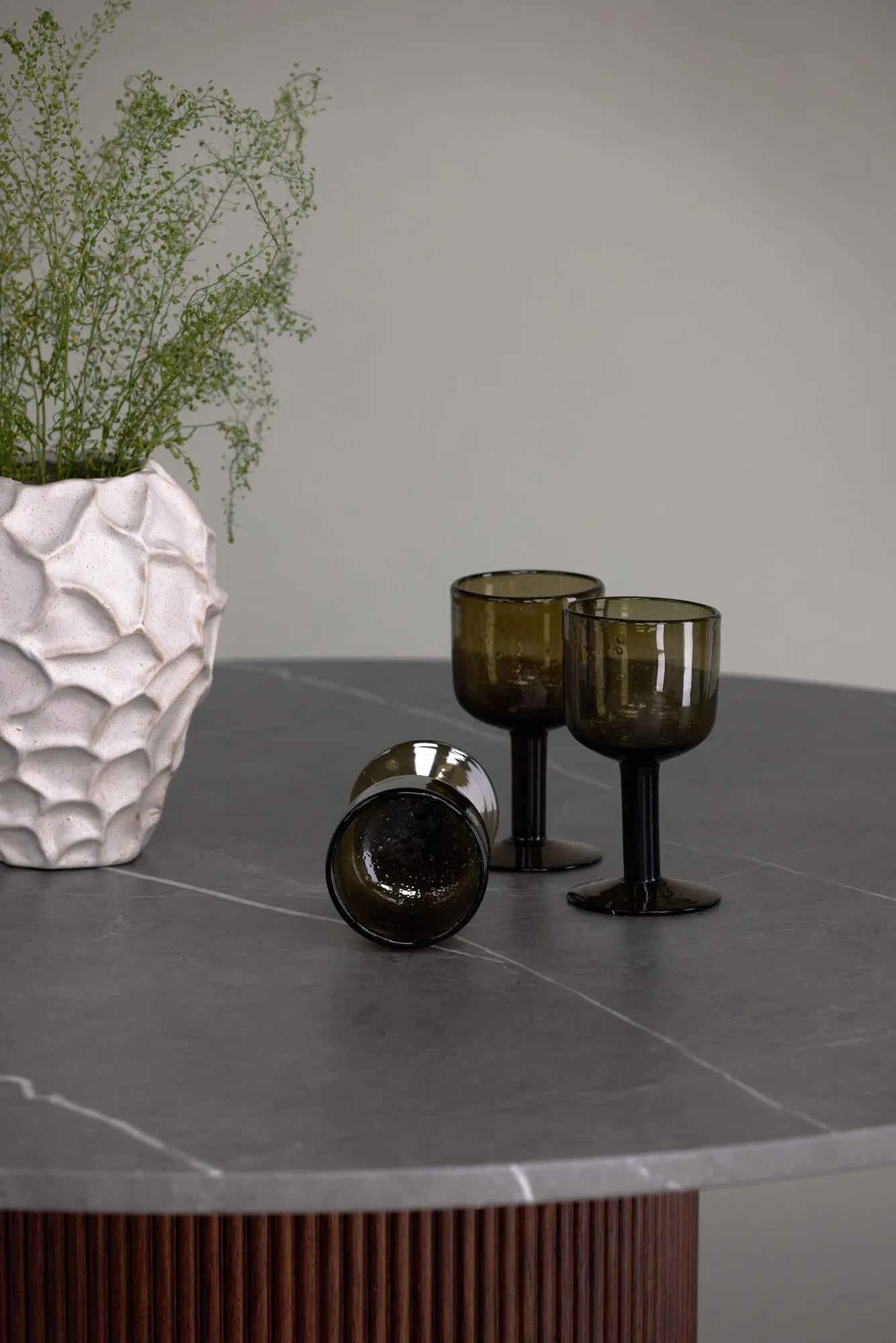 Austin Tisch in Mokka präsentiert im Onlineshop von KAQTU Design AG. Esstisch ist von Vind