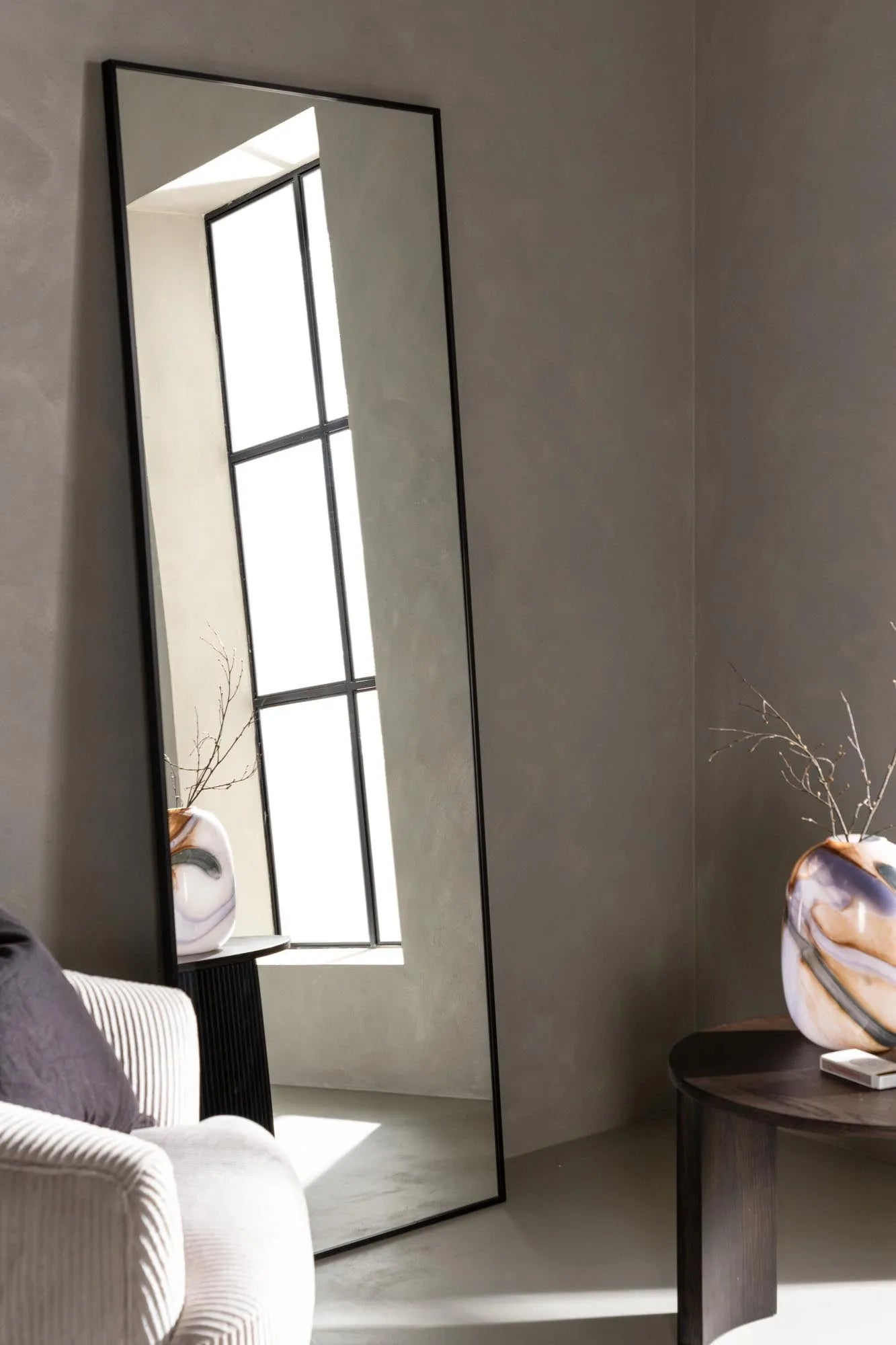 Der Dalton Spiegel von Venture Home: Eleganz und Funktionalität vereint in einem stilvollen, silbernen Design für jeden Raum.