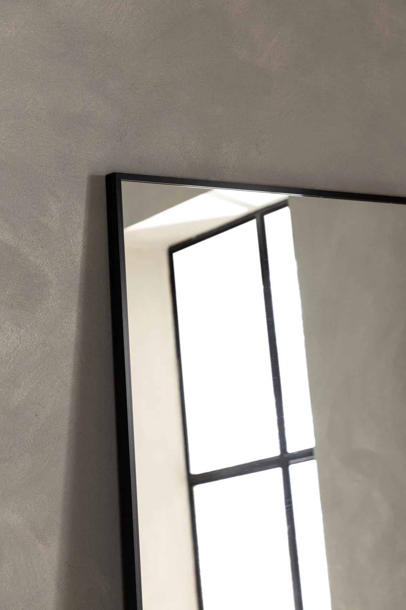 Der Dalton Spiegel von Venture Home: Eleganz und Funktionalität vereint in einem stilvollen, silbernen Design für jeden Raum.