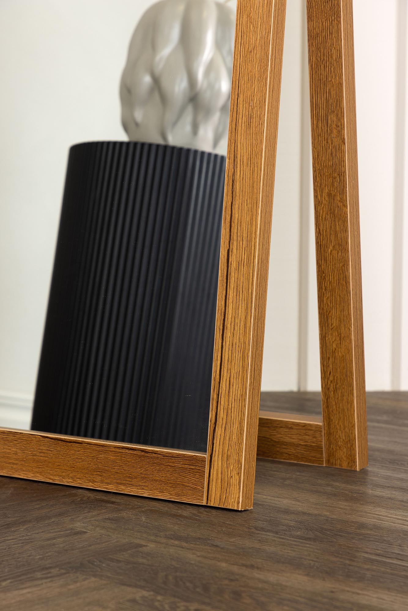 Eleganter Sebring Spiegel von Venture Home: Stilvolles Design, hochwertiger MDF-Rahmen, vielseitig einsetzbar, langlebig und dekorativ.
