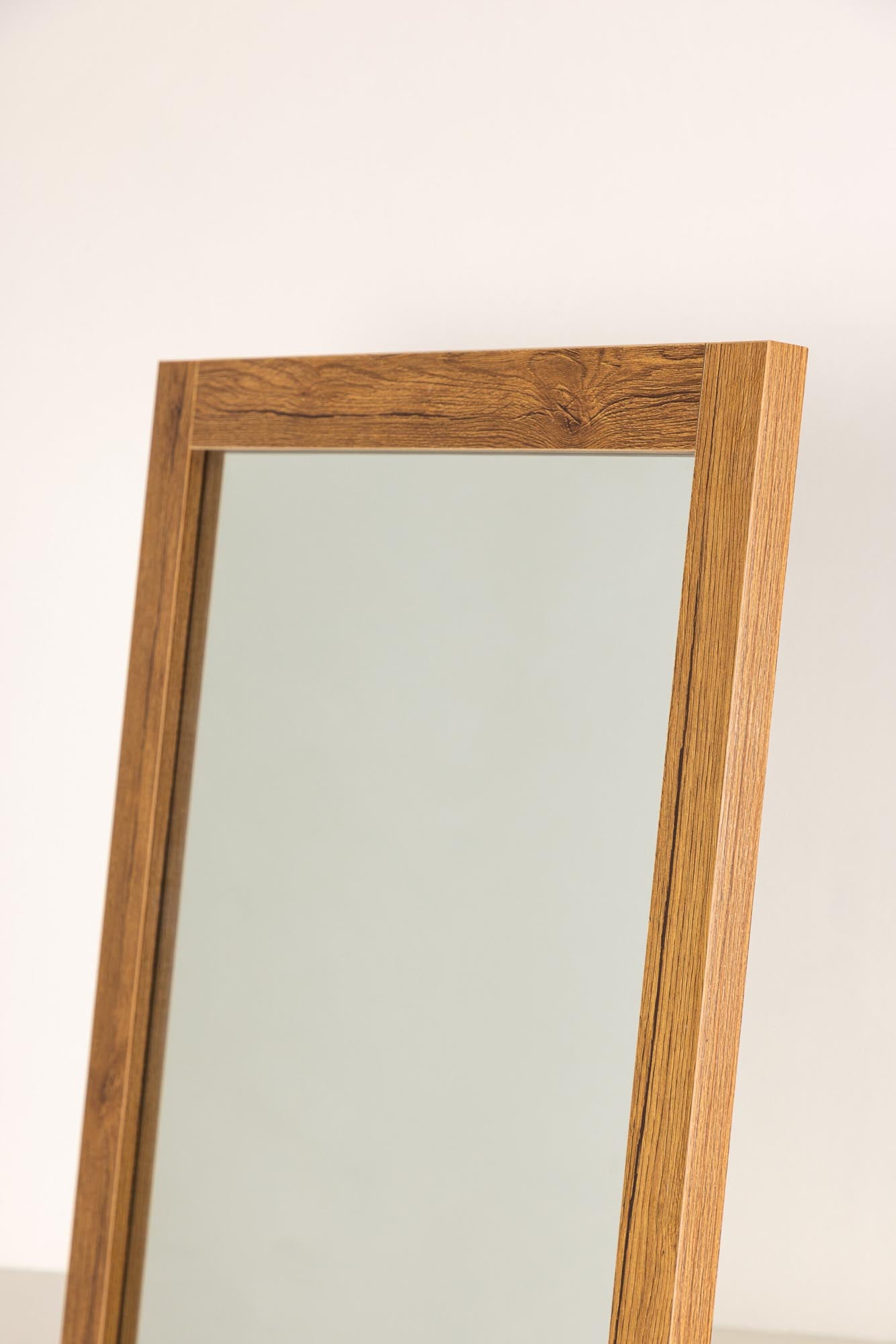 Eleganter Sebring Spiegel von Venture Home: Stilvolles Design, hochwertiger MDF-Rahmen, vielseitig einsetzbar, langlebig und dekorativ.