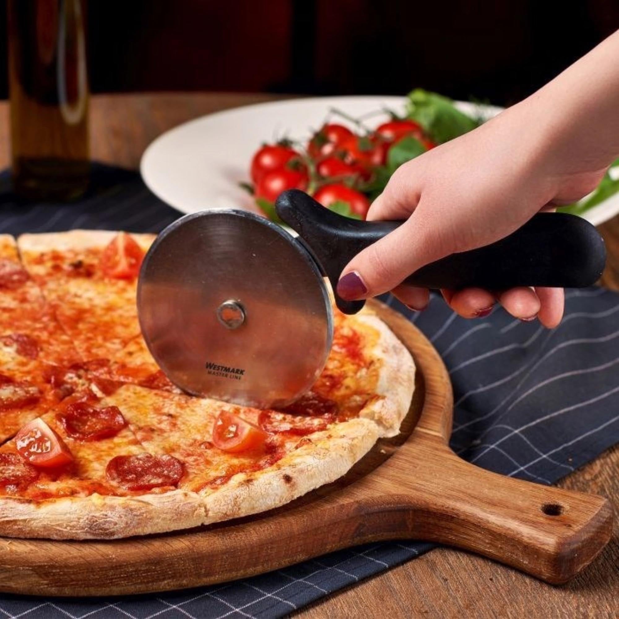 Hochwertiger Pizzaschneider Master Line von Westmark, ideal für müheloses und präzises Schneiden von Pizza und Teig.