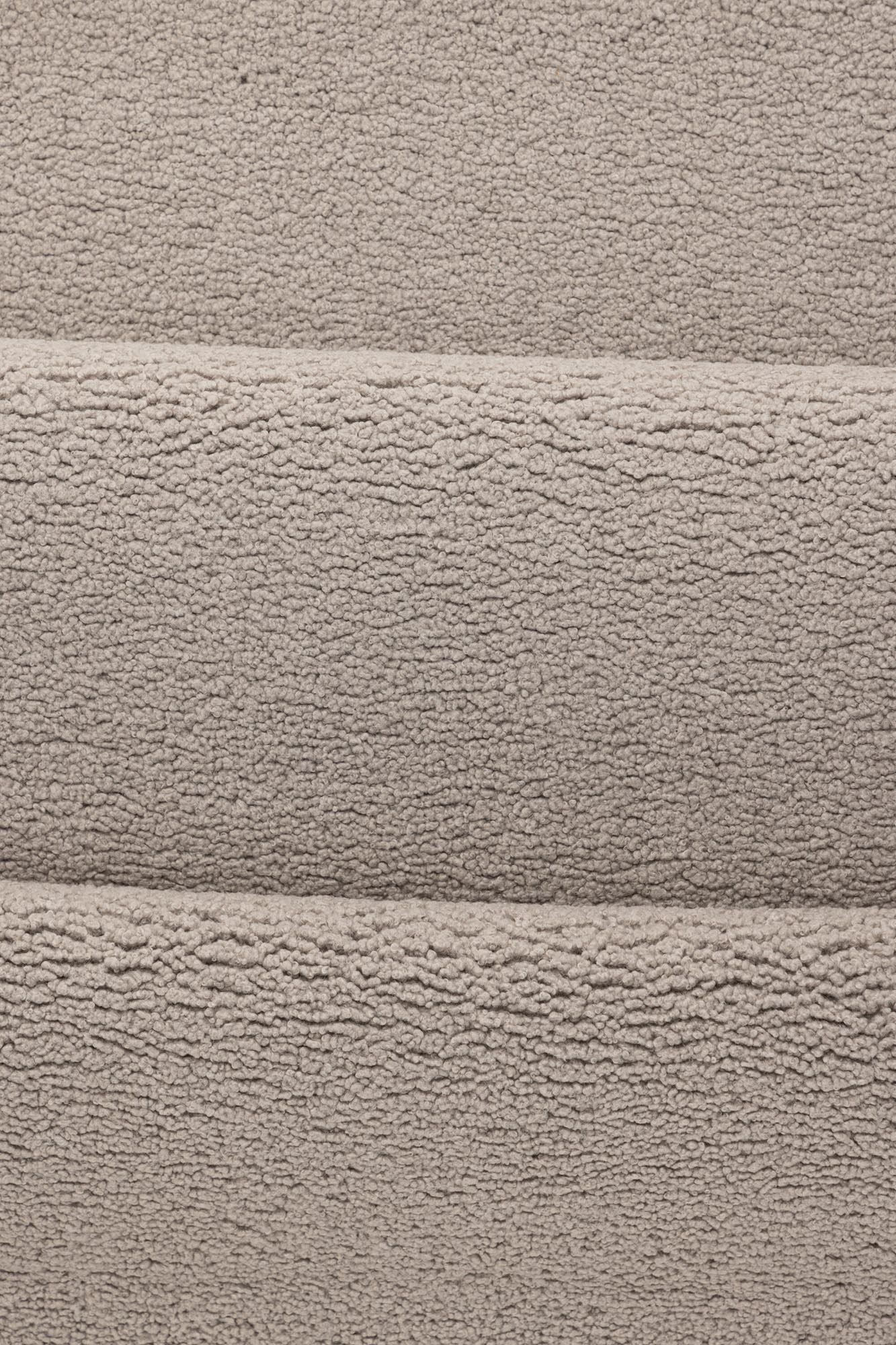 Ein plüschiger, pflegeleichter Teppich in neutralen Farben, ideal für jeden Raum. Antiallergisch und langlebig.