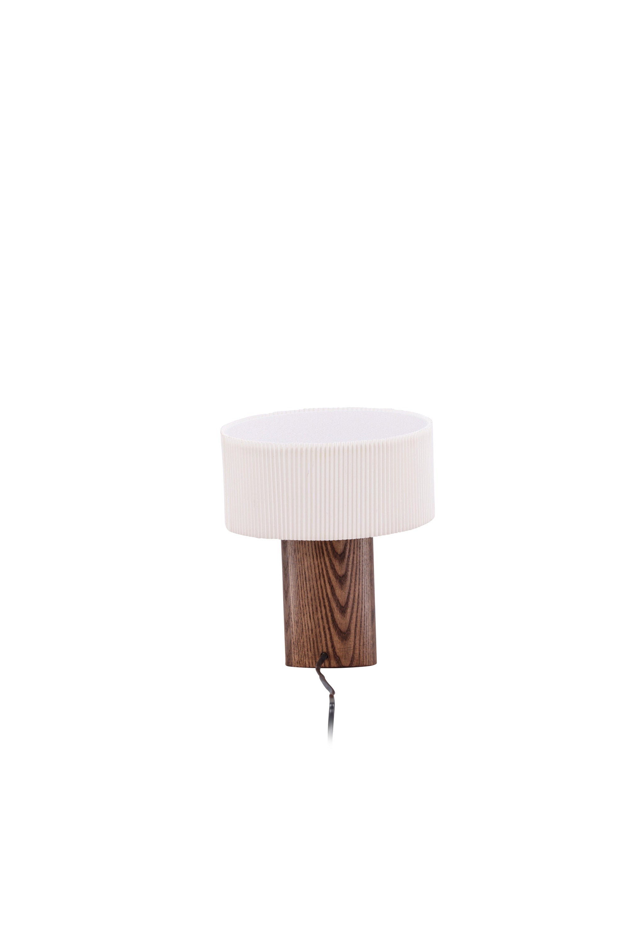 Branäs Tischlampe in Nussbaum präsentiert im Onlineshop von KAQTU Design AG. Tischleuchte ist von Venture Home