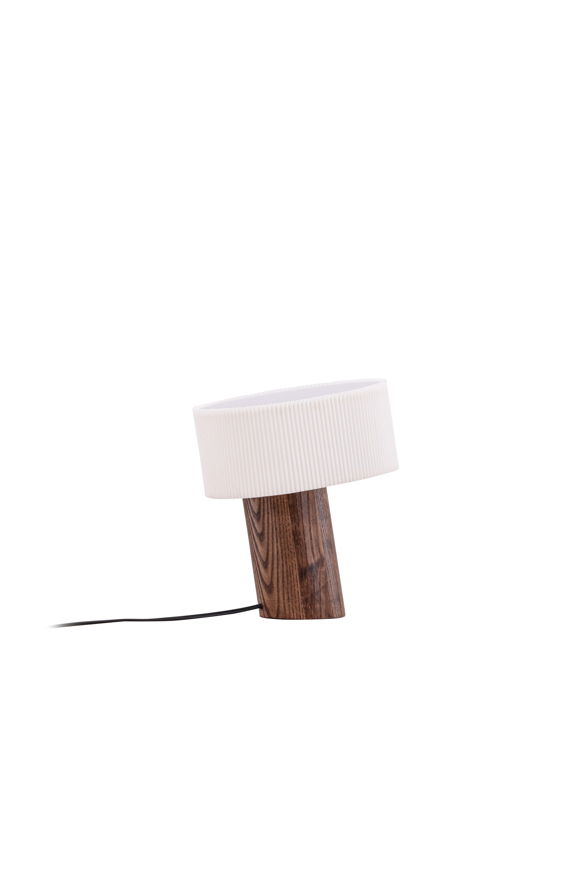 Branäs Tischlampe in Nussbaum präsentiert im Onlineshop von KAQTU Design AG. Tischleuchte ist von Venture Home