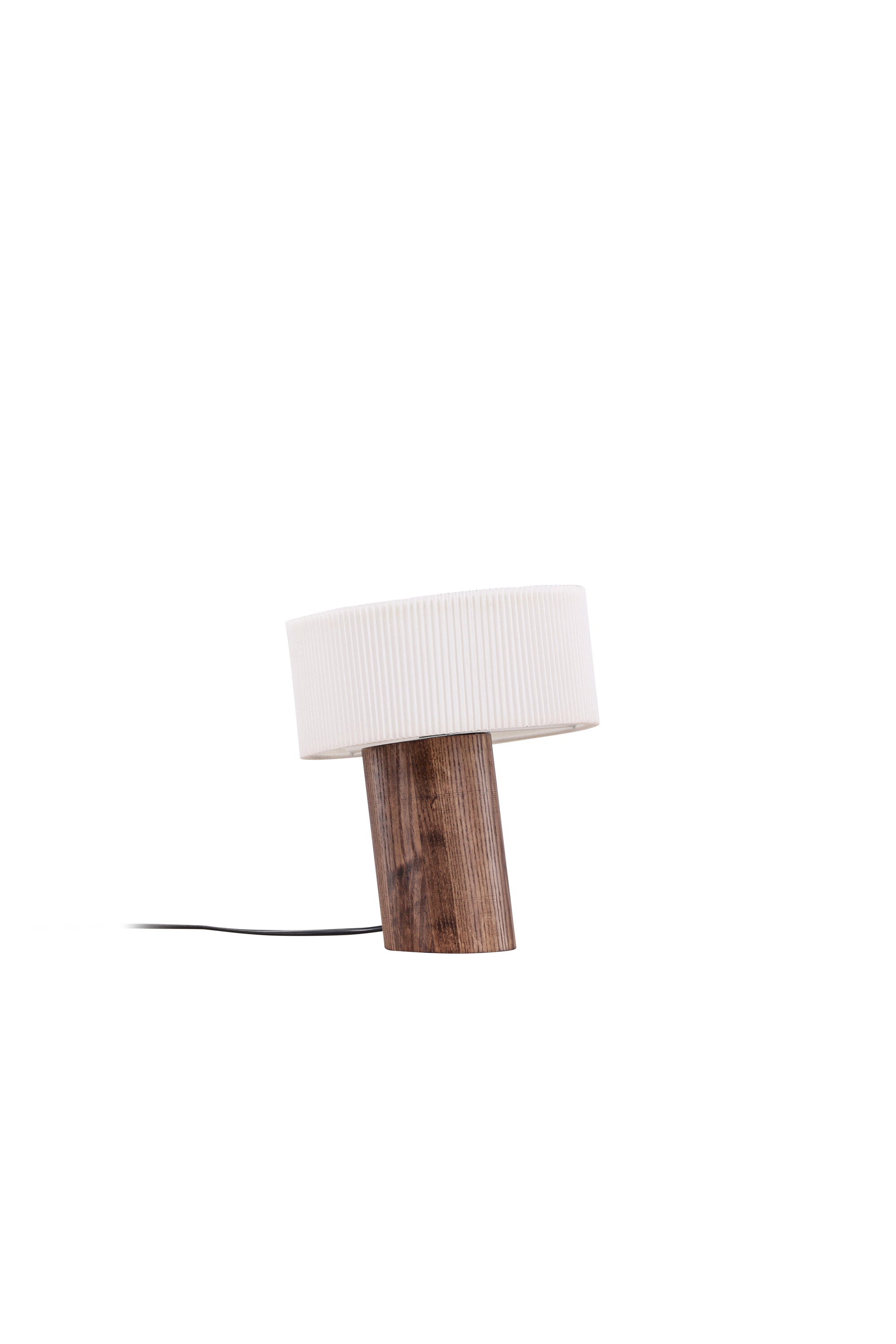 Branäs Tischlampe in Nussbaum präsentiert im Onlineshop von KAQTU Design AG. Tischleuchte ist von Venture Home