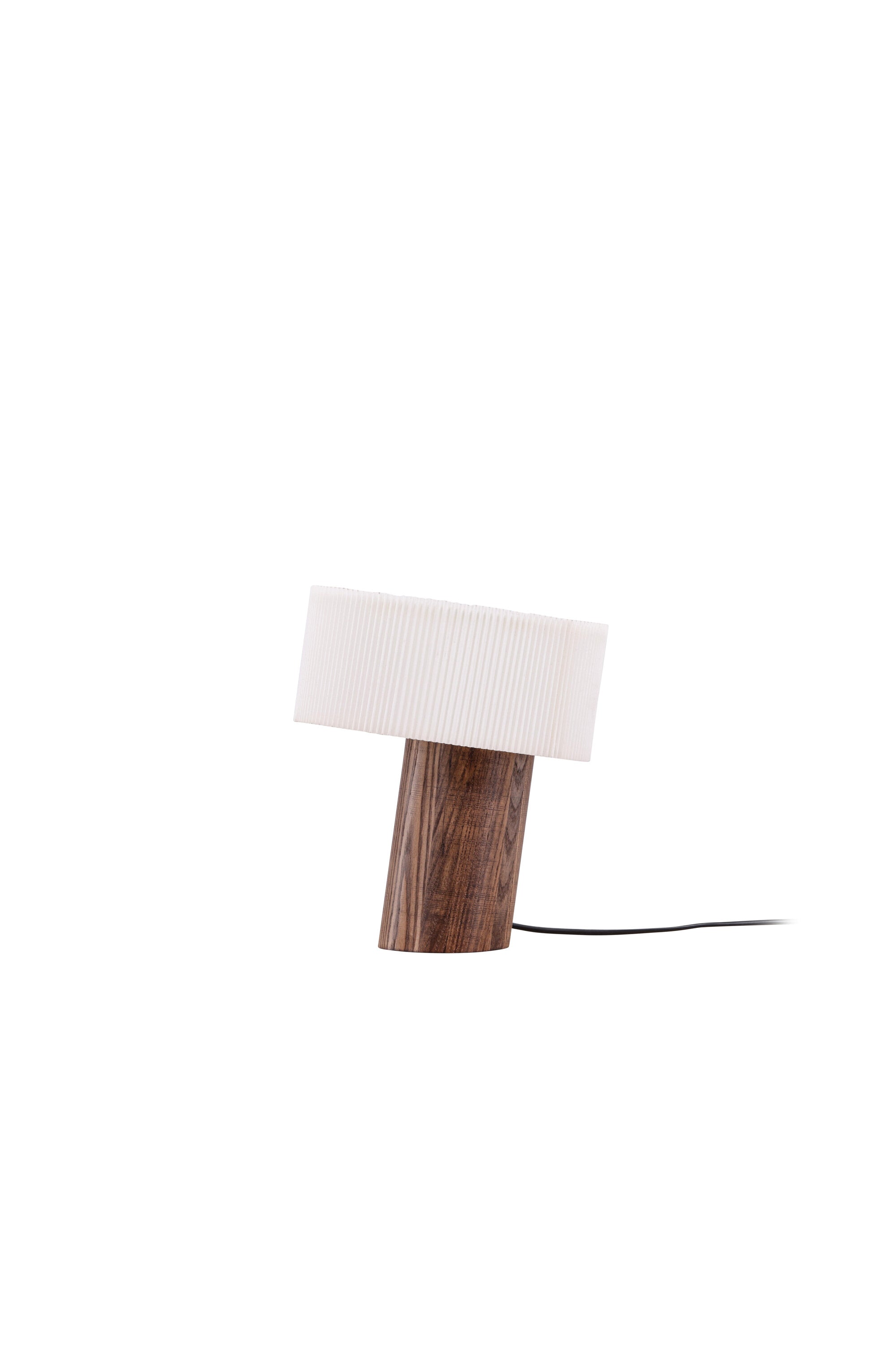 Branäs Tischlampe in Nussbaum präsentiert im Onlineshop von KAQTU Design AG. Tischleuchte ist von Venture Home