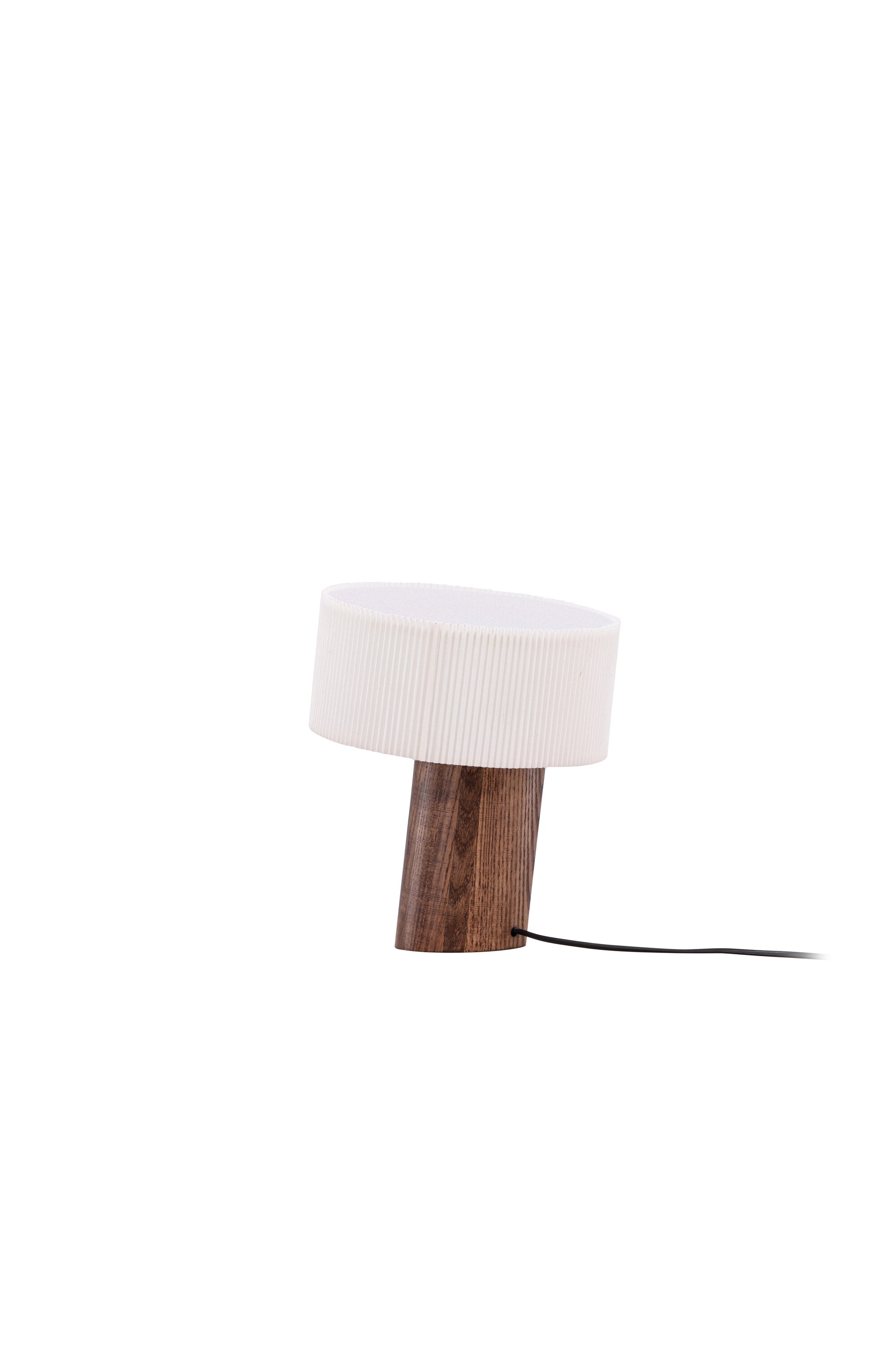 Branäs Tischlampe in Nussbaum präsentiert im Onlineshop von KAQTU Design AG. Tischleuchte ist von Venture Home