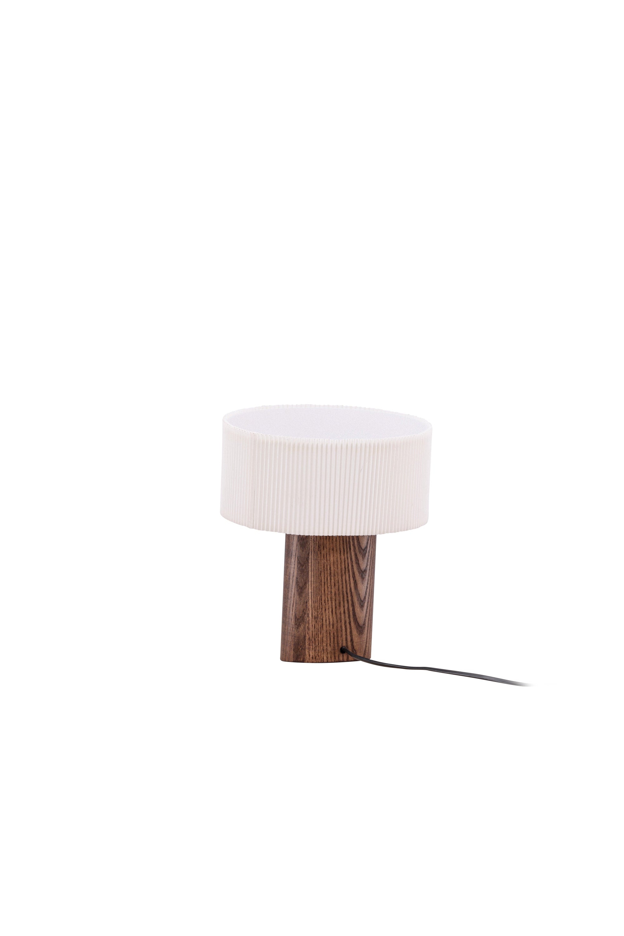 Branäs Tischlampe in Nussbaum präsentiert im Onlineshop von KAQTU Design AG. Tischleuchte ist von Venture Home