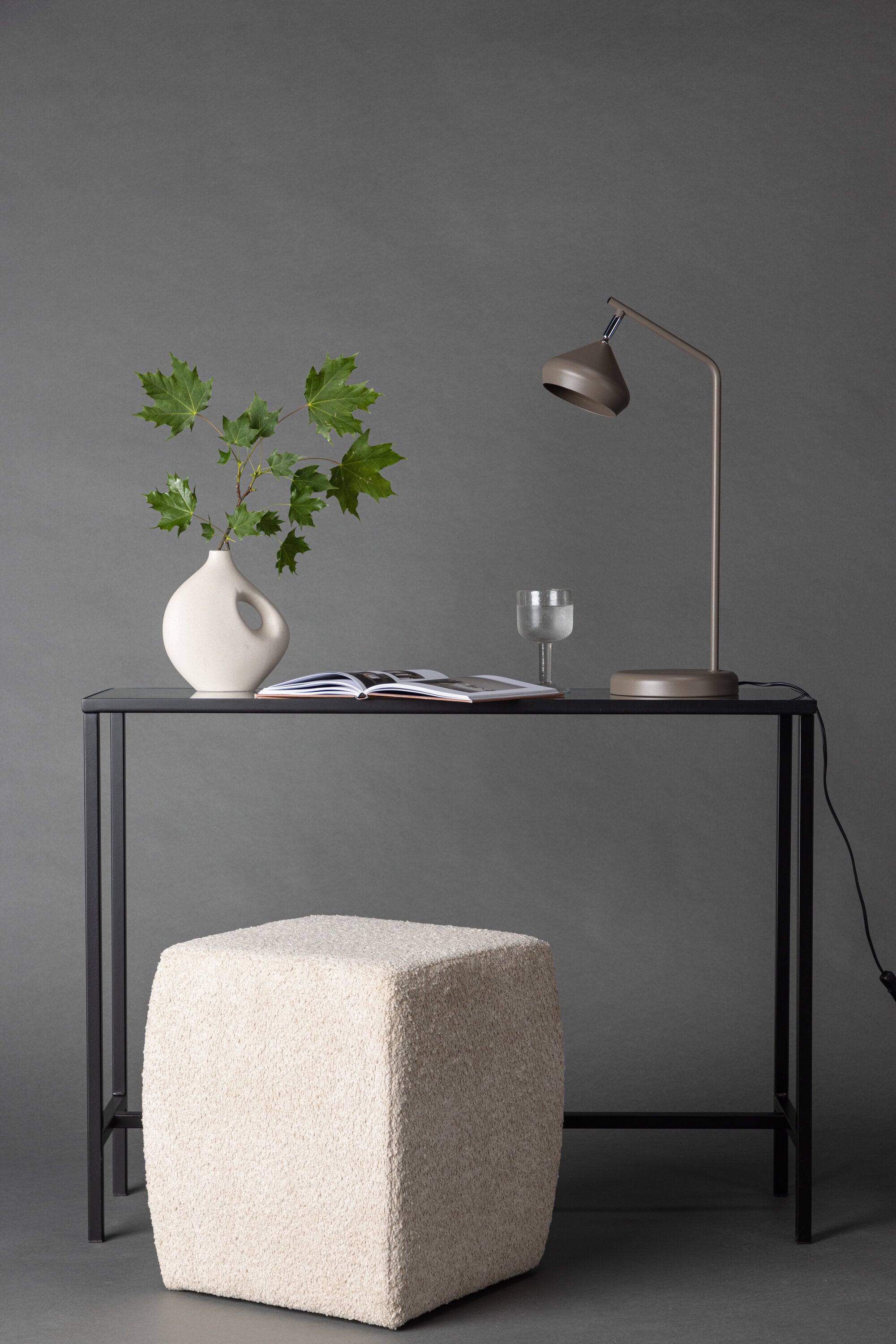 Isaberg Tischlampe in Mokka präsentiert im Onlineshop von KAQTU Design AG. Tischleuchte ist von Venture Home