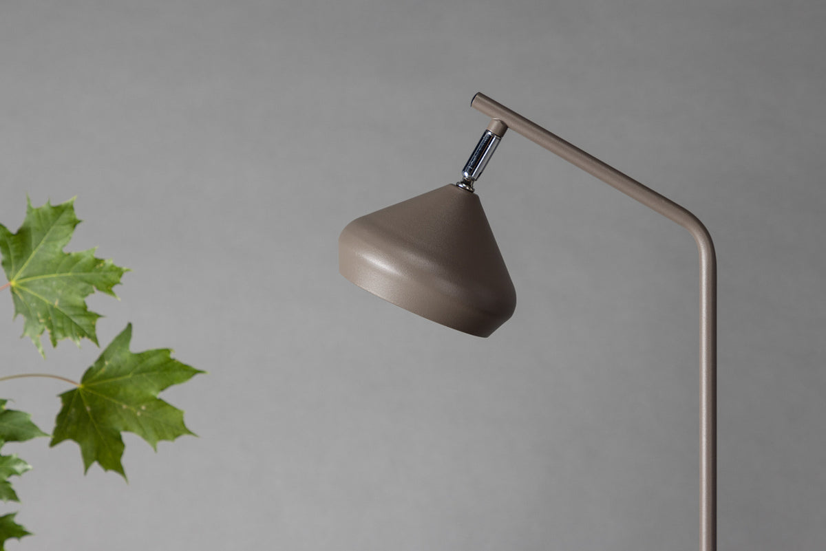 Isaberg Tischlampe in Mokka präsentiert im Onlineshop von KAQTU Design AG. Tischleuchte ist von Venture Home