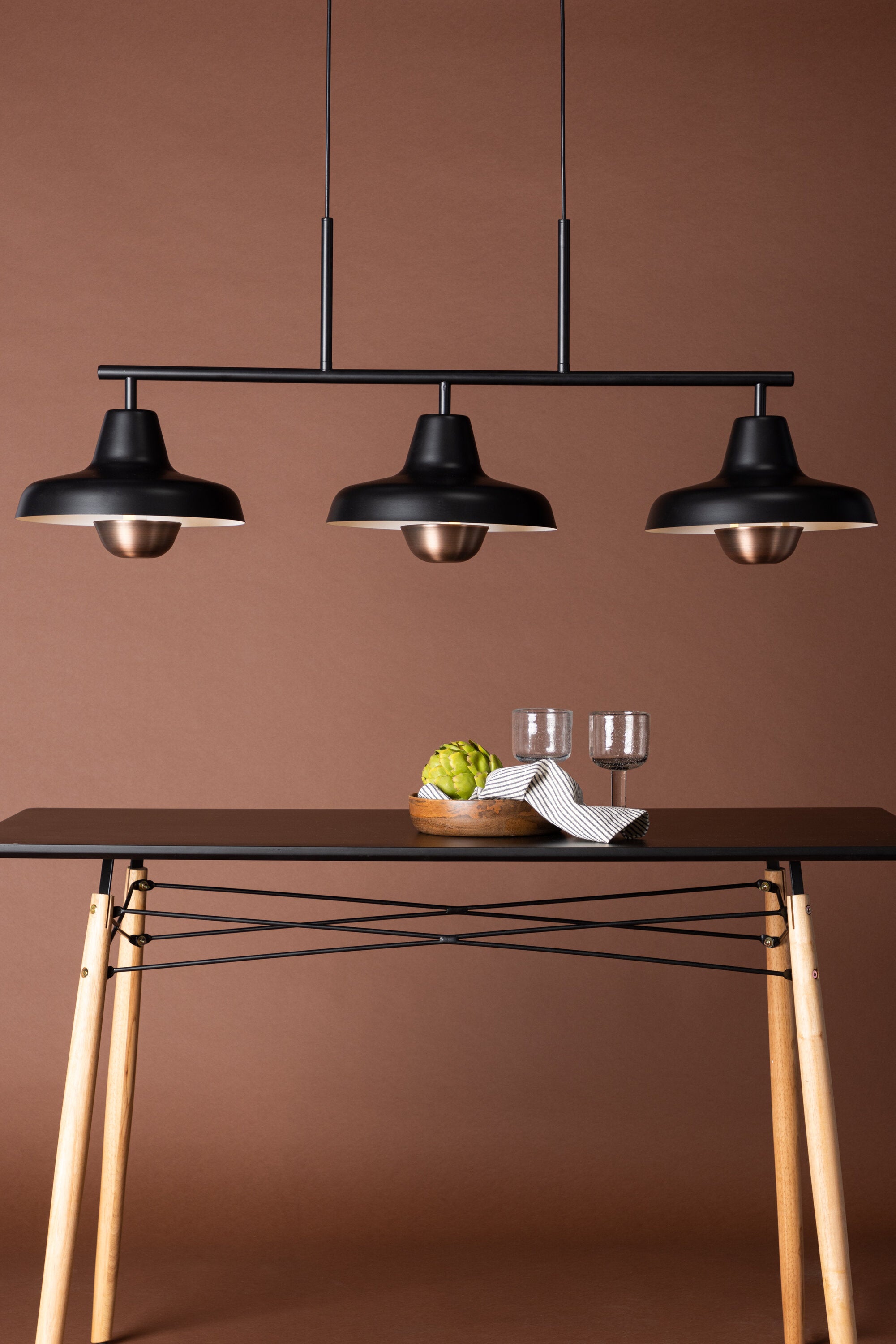 Stöten Pendelleuchte in Schwarz präsentiert im Onlineshop von KAQTU Design AG. Pendelleuchte ist von Venture Home