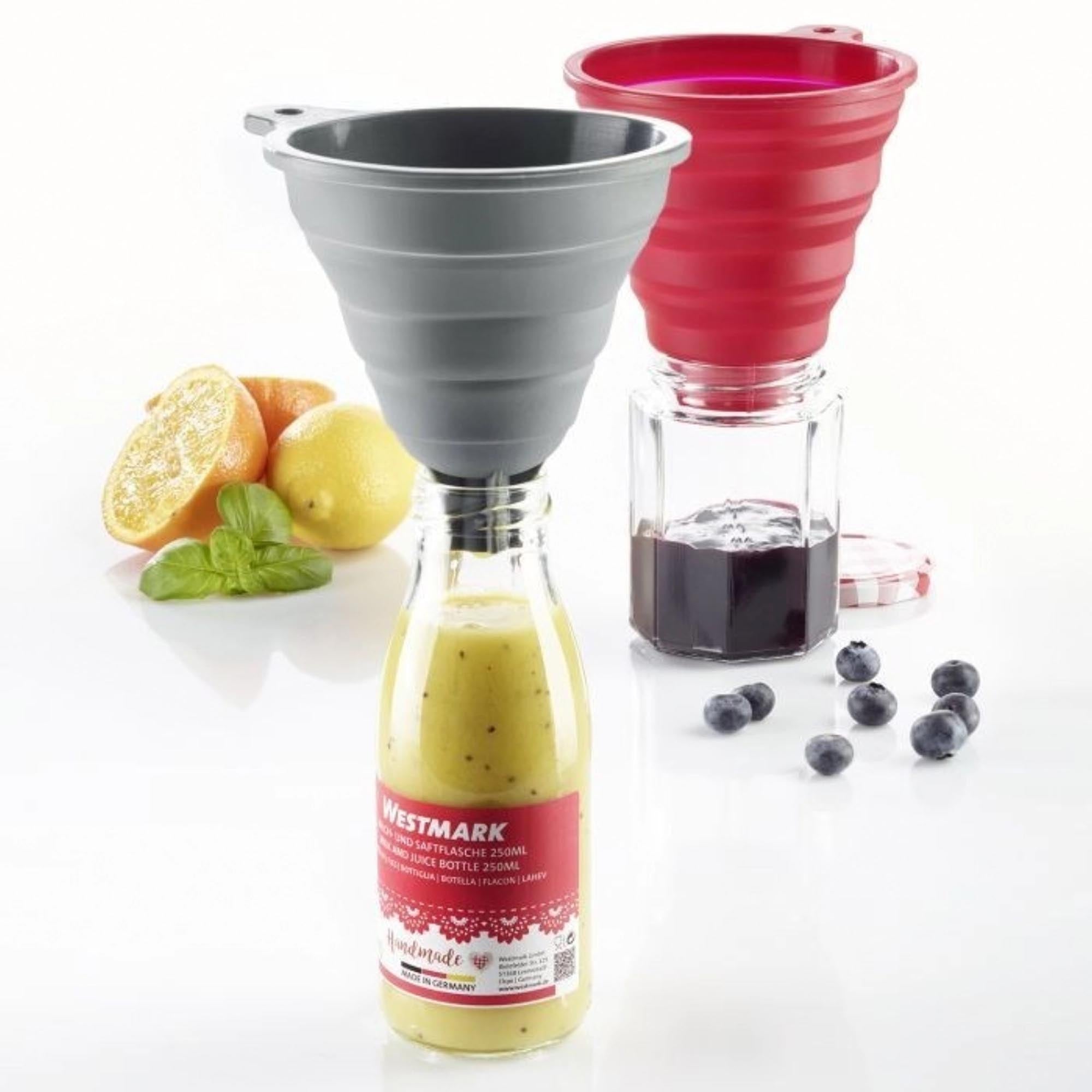 Praktisches 2-teiliges Trichter-Set aus Silikon in Rot und Grau von Westmark, ideal für präzises und sauberes Umfüllen von Flüssigkeiten.
