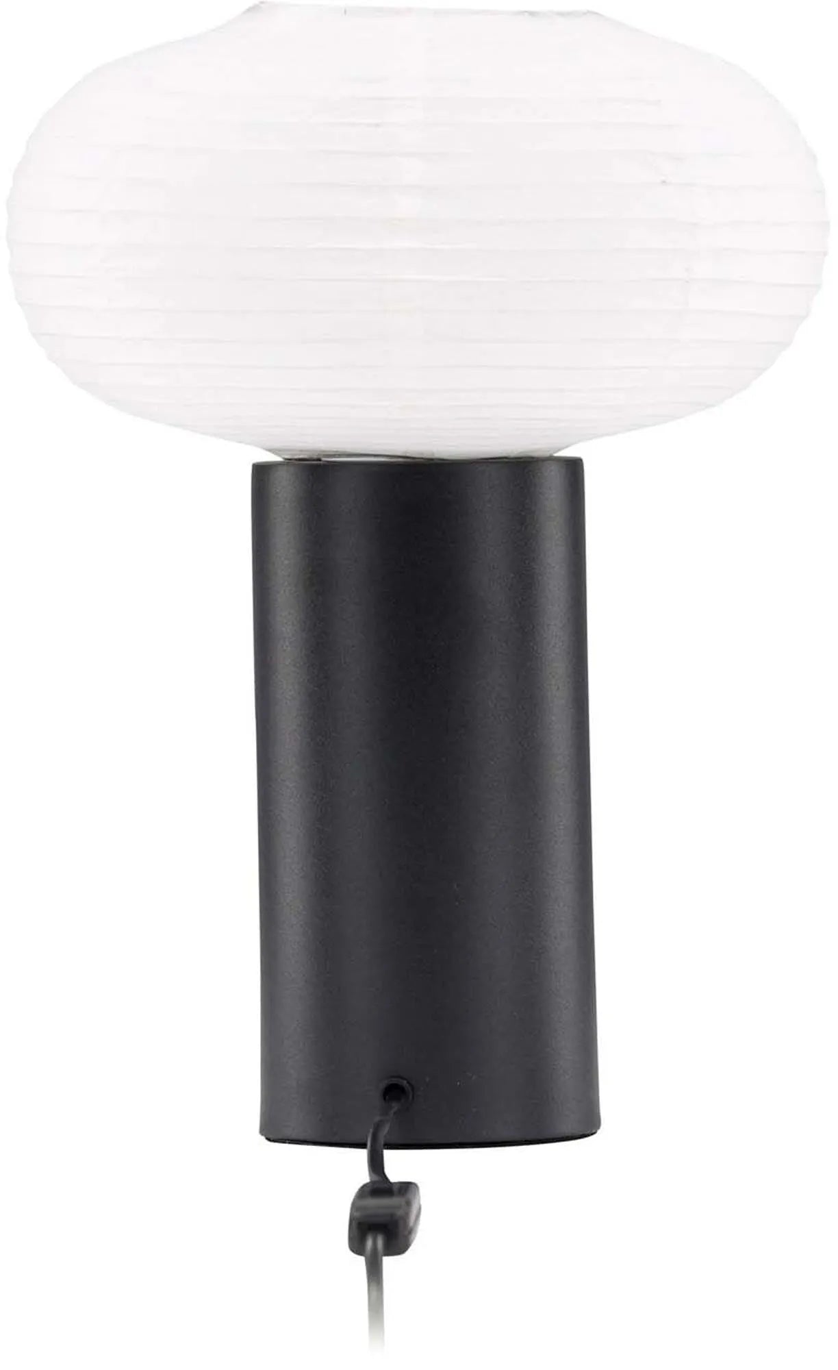 Die Hovfjället Tischlampe von Venture Home: Stilvolles Schwarz-Weiss-Design, nachhaltige Materialien, kompakt und ideal für jeden Raum.