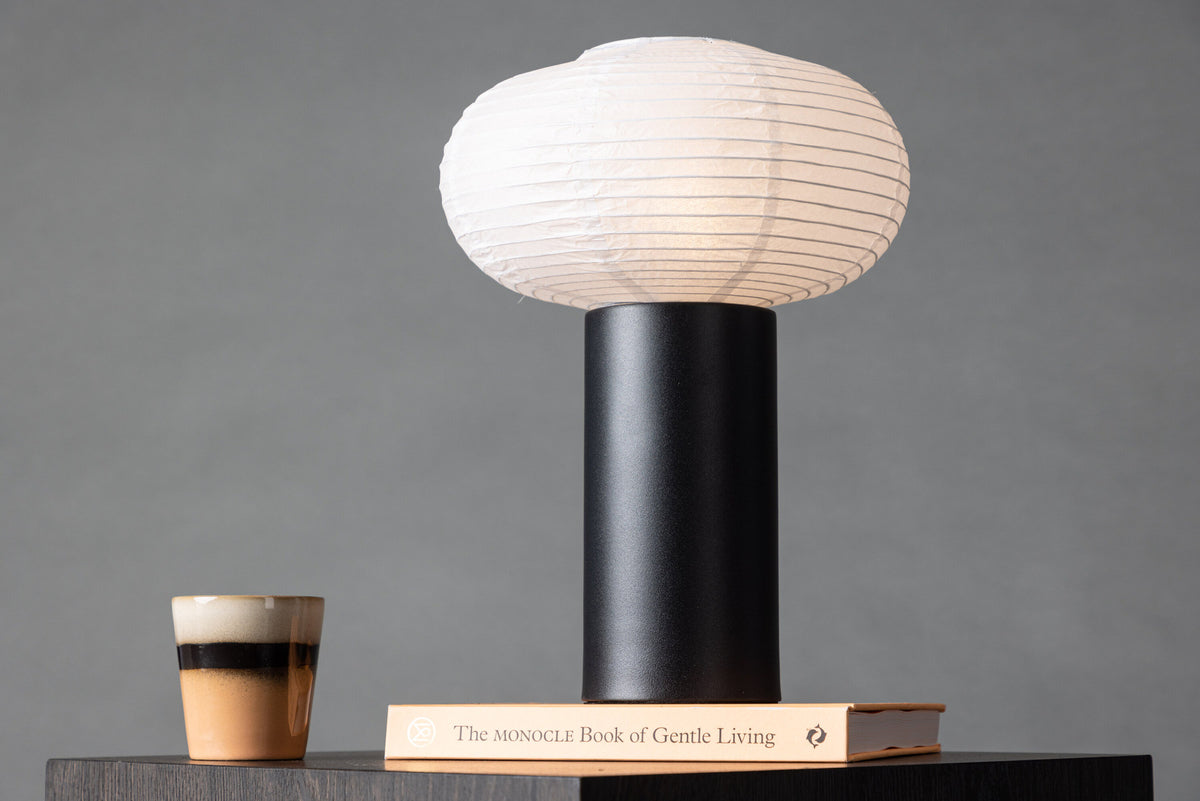 Hovfjället Tischlampe in Schwarz präsentiert im Onlineshop von KAQTU Design AG. Tischleuchte ist von Venture Home