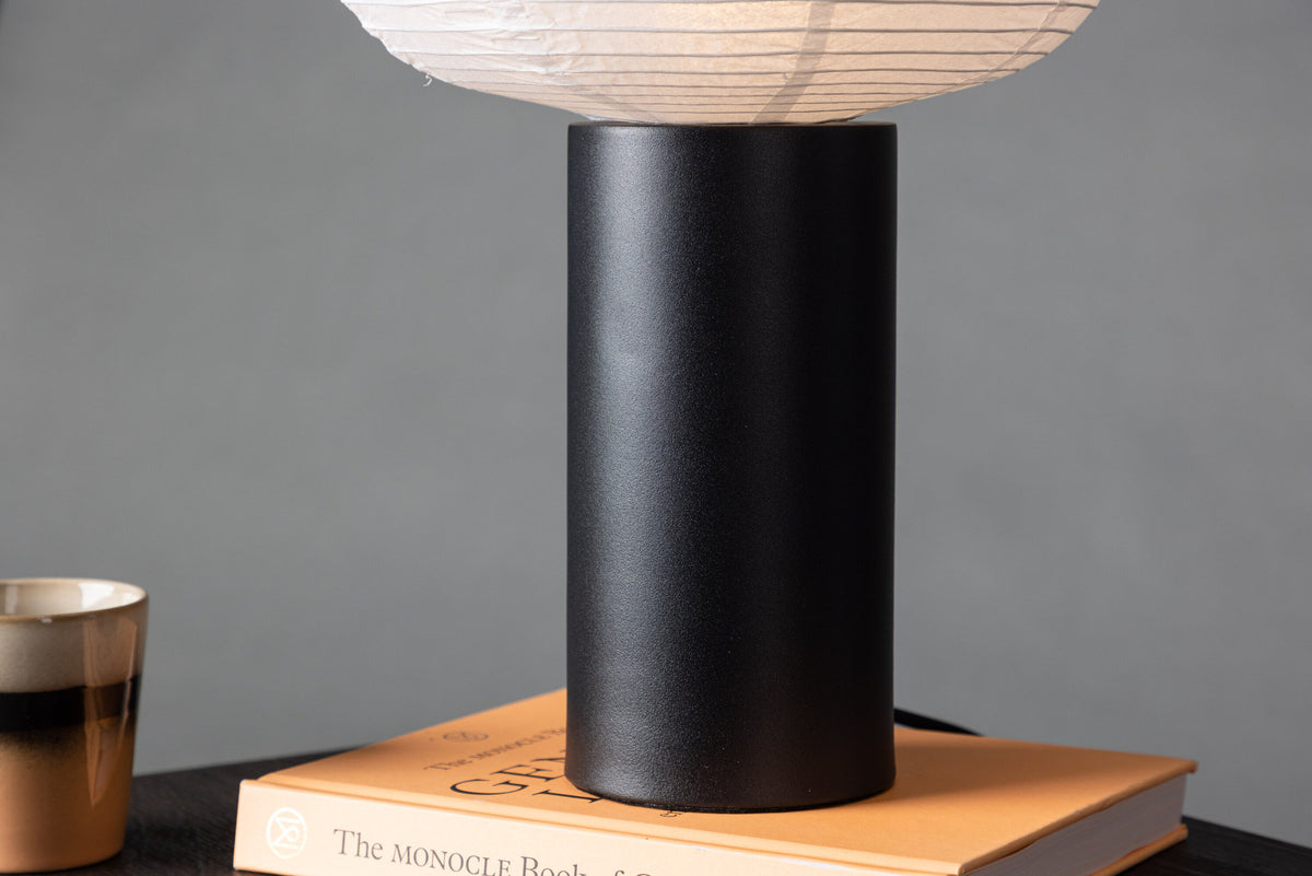 Hovfjället Tischlampe in Schwarz präsentiert im Onlineshop von KAQTU Design AG. Tischleuchte ist von Venture Home
