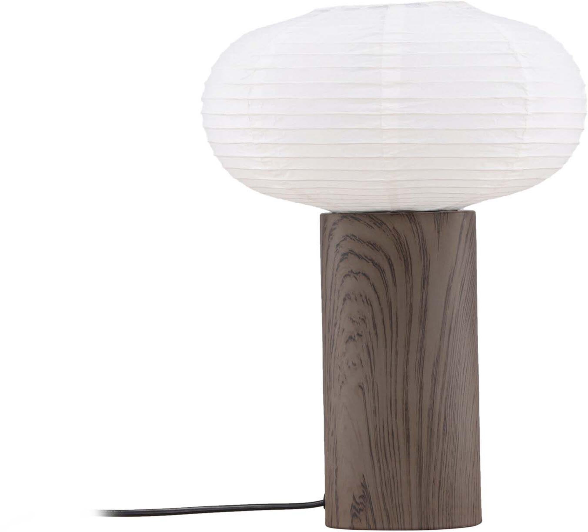 Entdecken Sie die Hovfjället Tischlampe von Venture Home: Elegantes Design, umweltfreundliche Materialien und warmes Licht für eine gemütliche Atmosphäre.