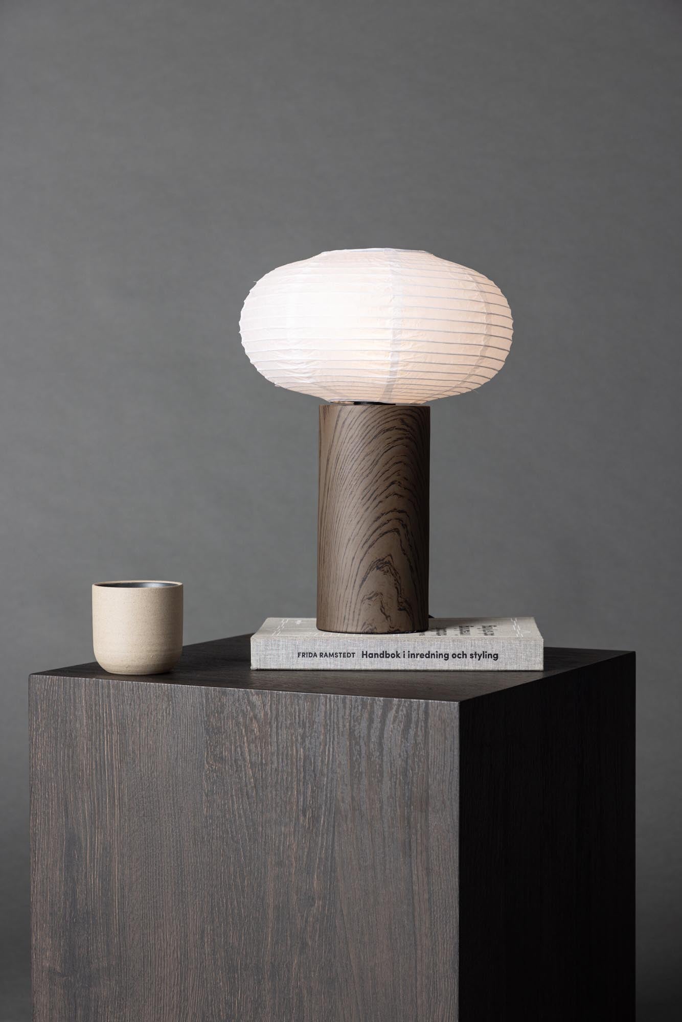 Die Hovfjället Tischlampe von Venture Home vereint modernes Design mit nachhaltigen Materialien und sorgt für einladendes Licht in jedem Raum.